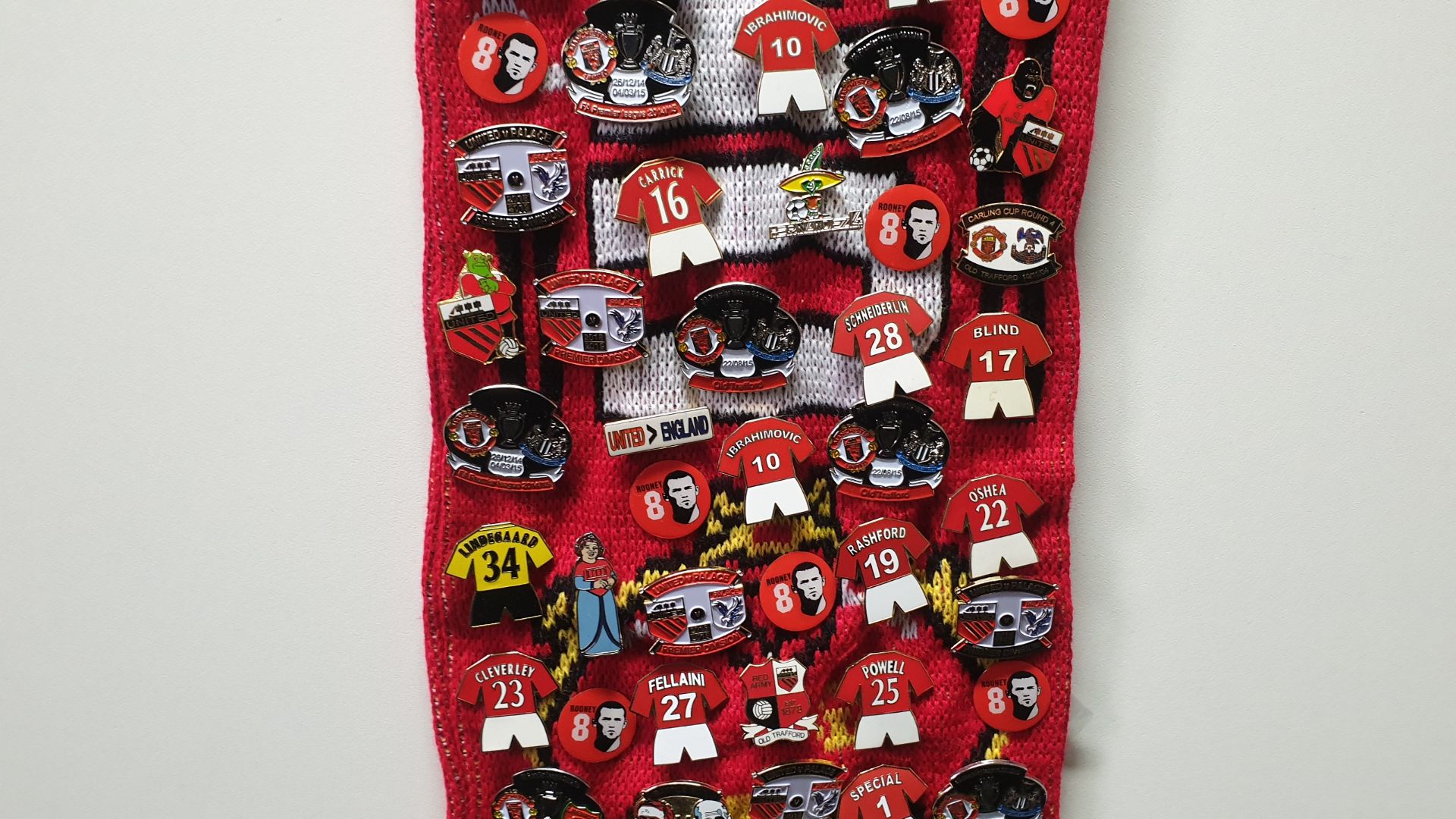 MANCHESTER UNITED SCARF CONTAINING APPROX 200 X PIN BADGES IE MUFC, BATTLE FOR MANCHESTER, ROONEY, - Image 7 of 8