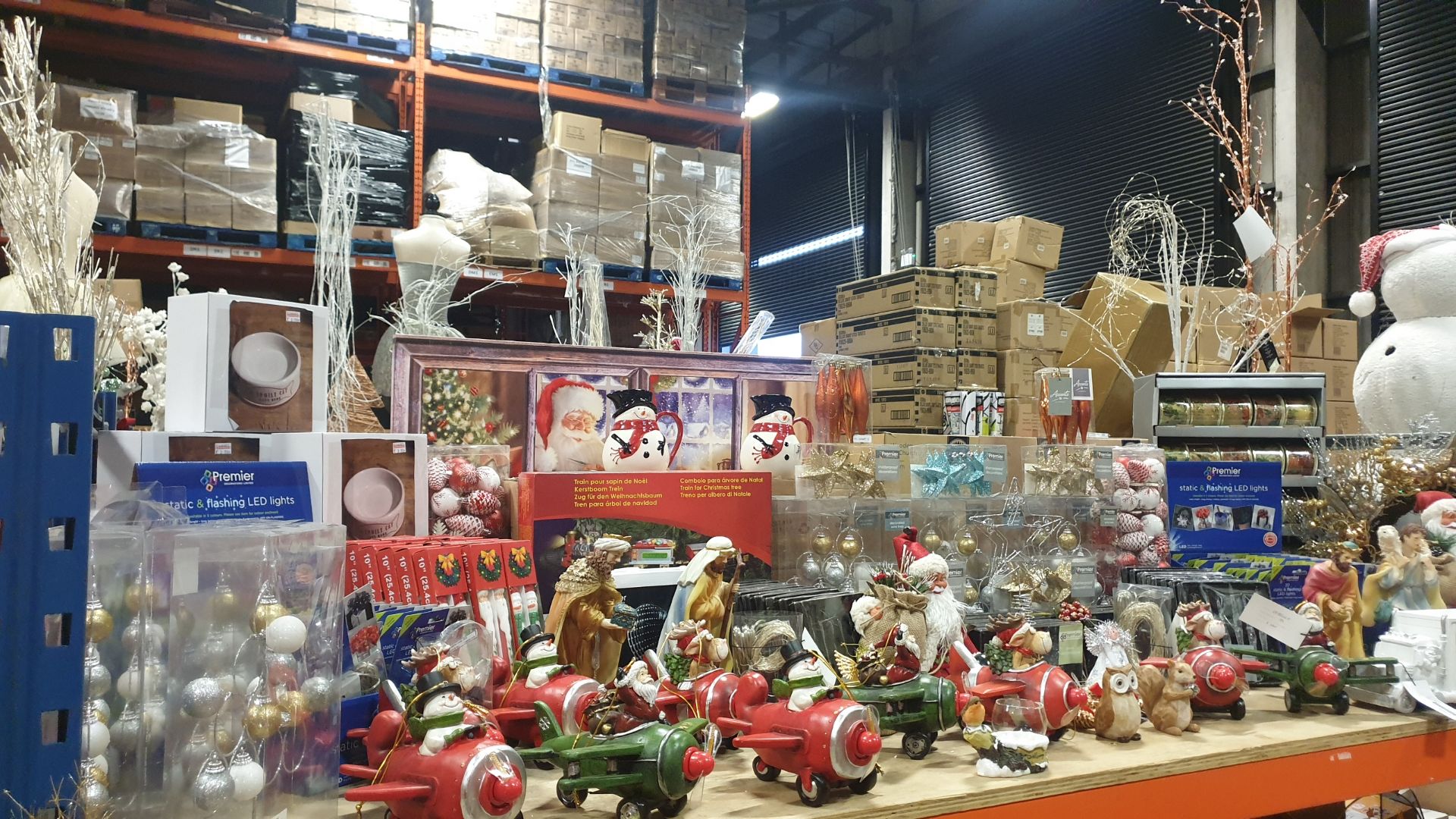 APPROX 140 PIECE MIXED PREMIER CHRISTMAS LOT CONTAINING, 35CM WHITE TRUCK WITH XMAS TREE SCENE,