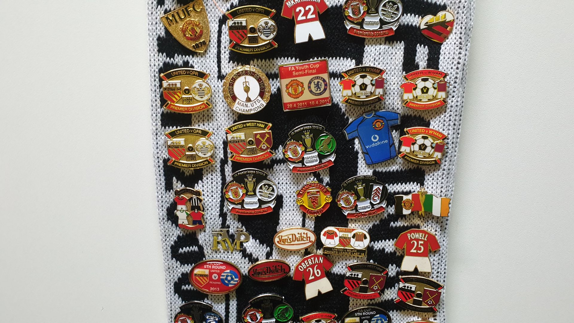 MANCHESTER UNITED SCARF CONTAINING APPROX 205 X PIN BADGES IE EUROPA LEAGUE FINAL WINNERS 2017, 1999 - Image 6 of 8