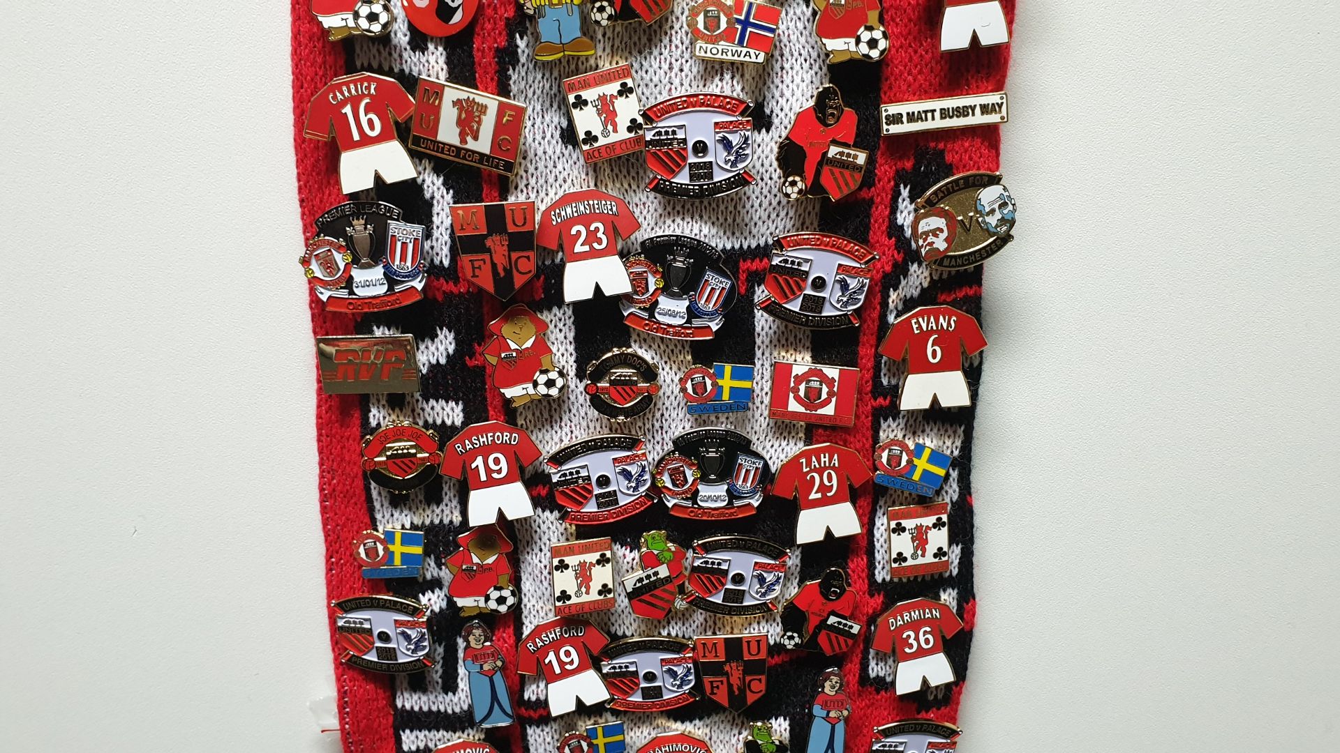 MANCHESTER UNITED SCARF CONTAINING APPROX 250 X PIN BADGES IE UNITED SHREK, UNITED>ENGLAND, OLD - Image 6 of 8