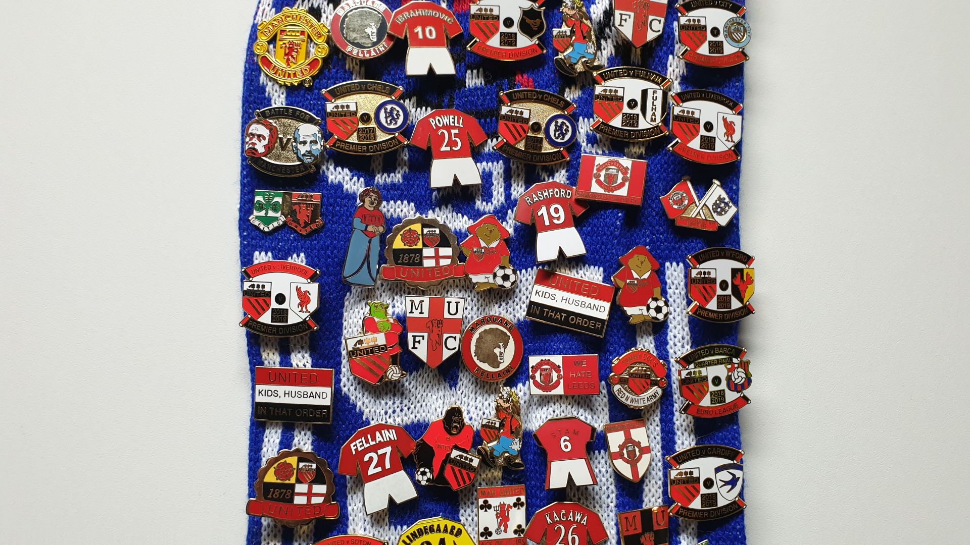 MANCHESTER UNITED SCARF CONTAINING APPROX 270 X PIN BADGES IE MUFC, UNITED KING KONG, BATTLE FOR - Image 3 of 8
