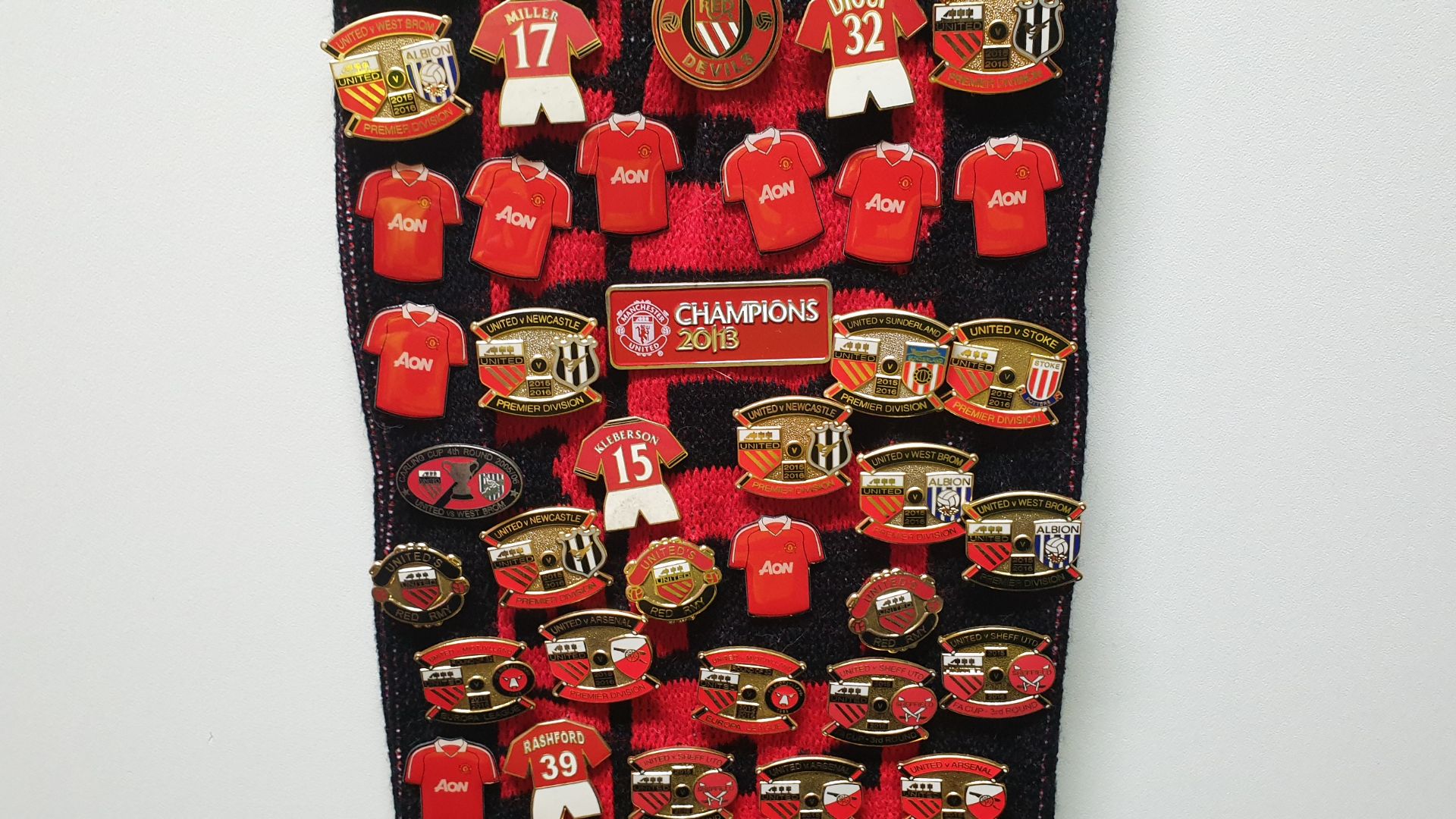 MANCHESTER UNITED SCARF CONTAINING APPROX 235 X PIN BADGES IE CHAMPIONS 2013, RED ARMY, VARIOUS - Image 6 of 8