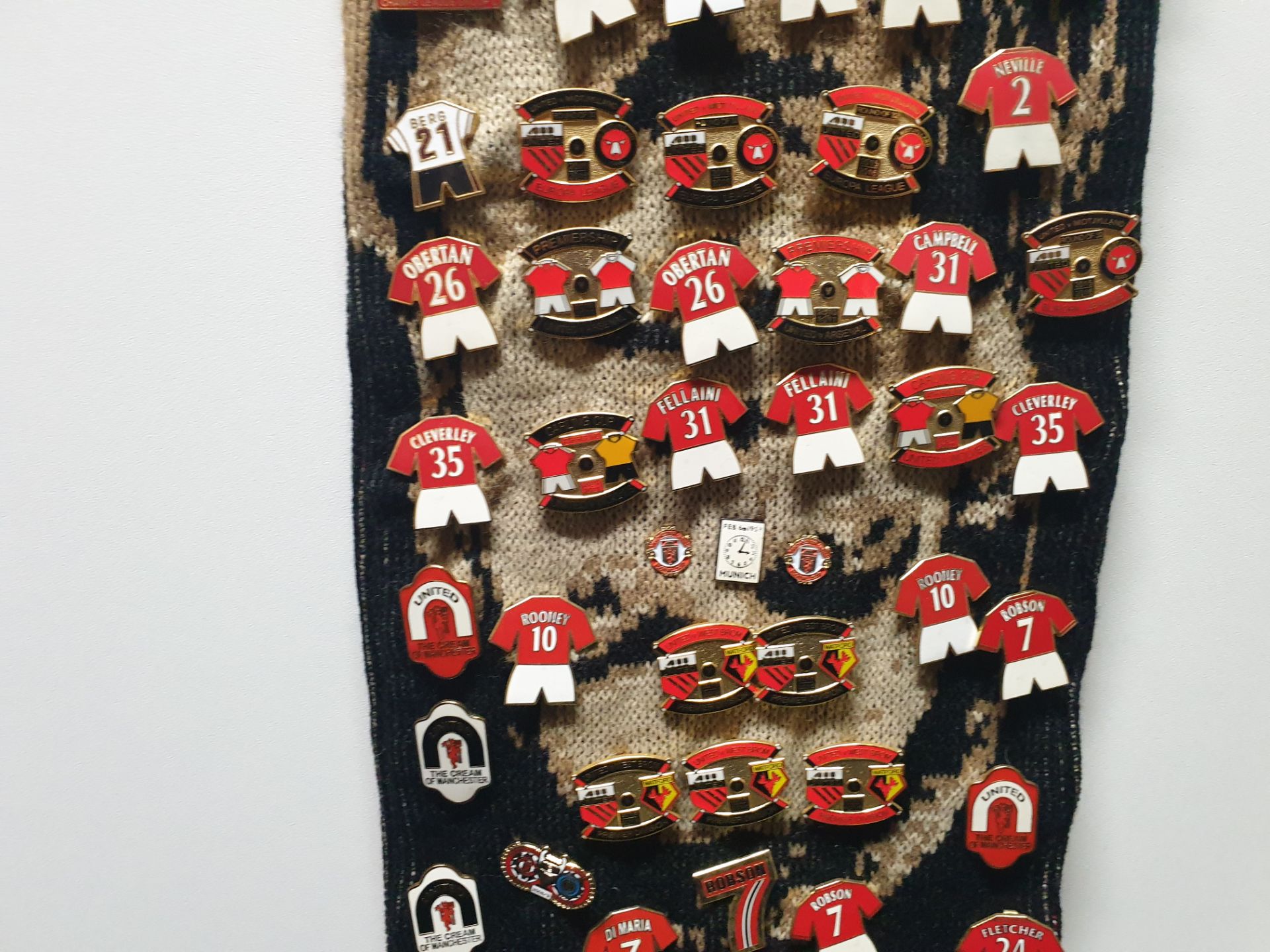 MANCHESTER UNITED SCARF CONTAINING APPROX 200 X PIN BADGES IE SIR ALEX FERGUSON WAY, CANTONA 7, - Image 7 of 8