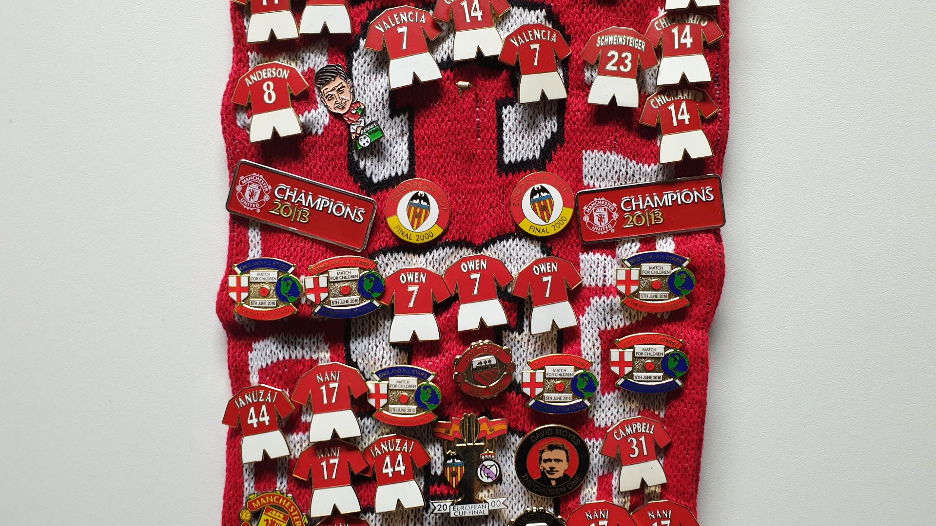 MANCHESTER UNITED SCARF CONTAINING APPROX 210 X PIN BADGES IE CHAMPIONS 2013, 2008 MANCS IN - Image 5 of 8