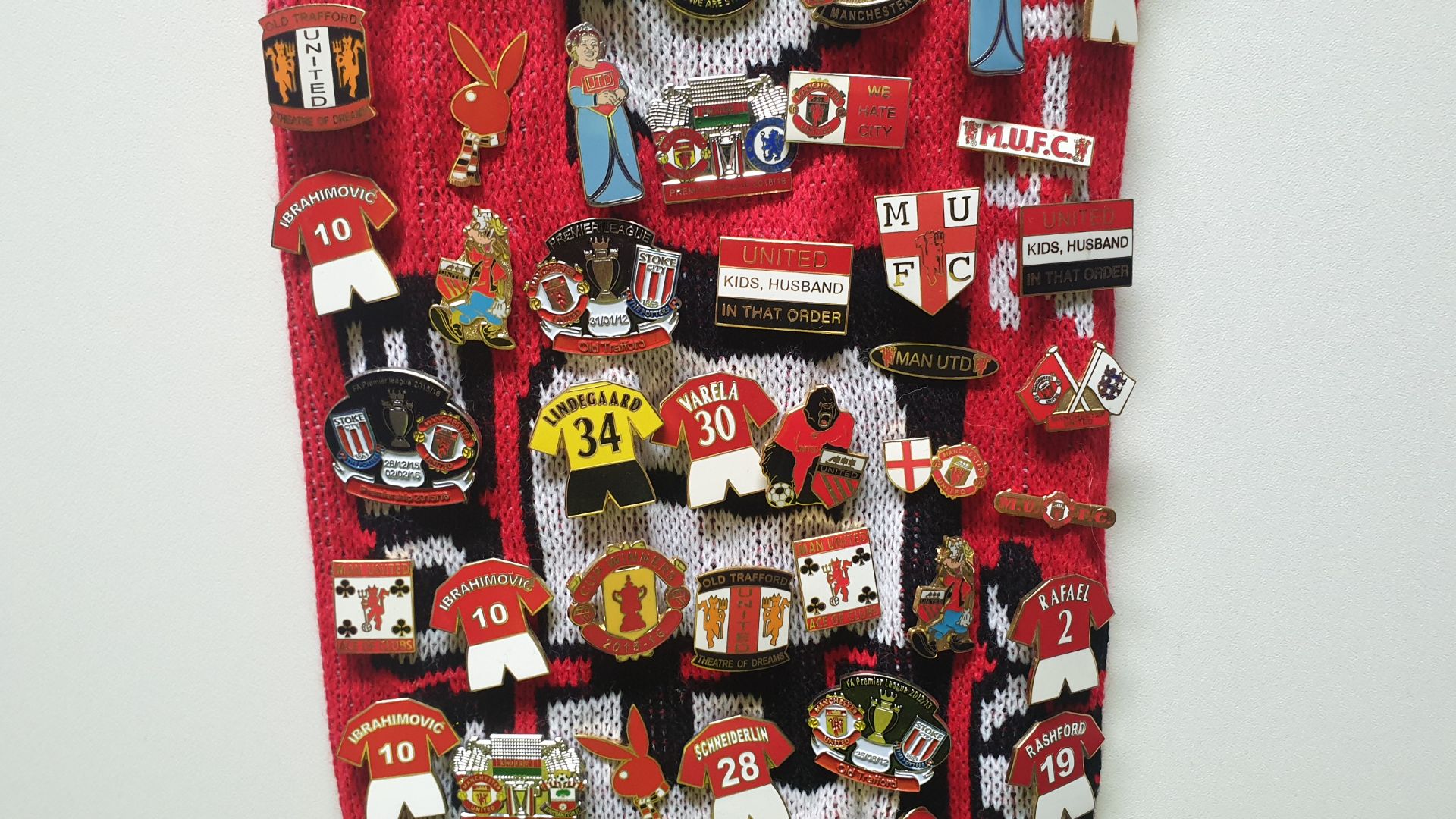 MANCHESTER UNITED SCARF CONTAINING APPROX 260 X PIN BADGES IE FA CUP WINNER 2018, WE HATE CITY, - Image 6 of 8