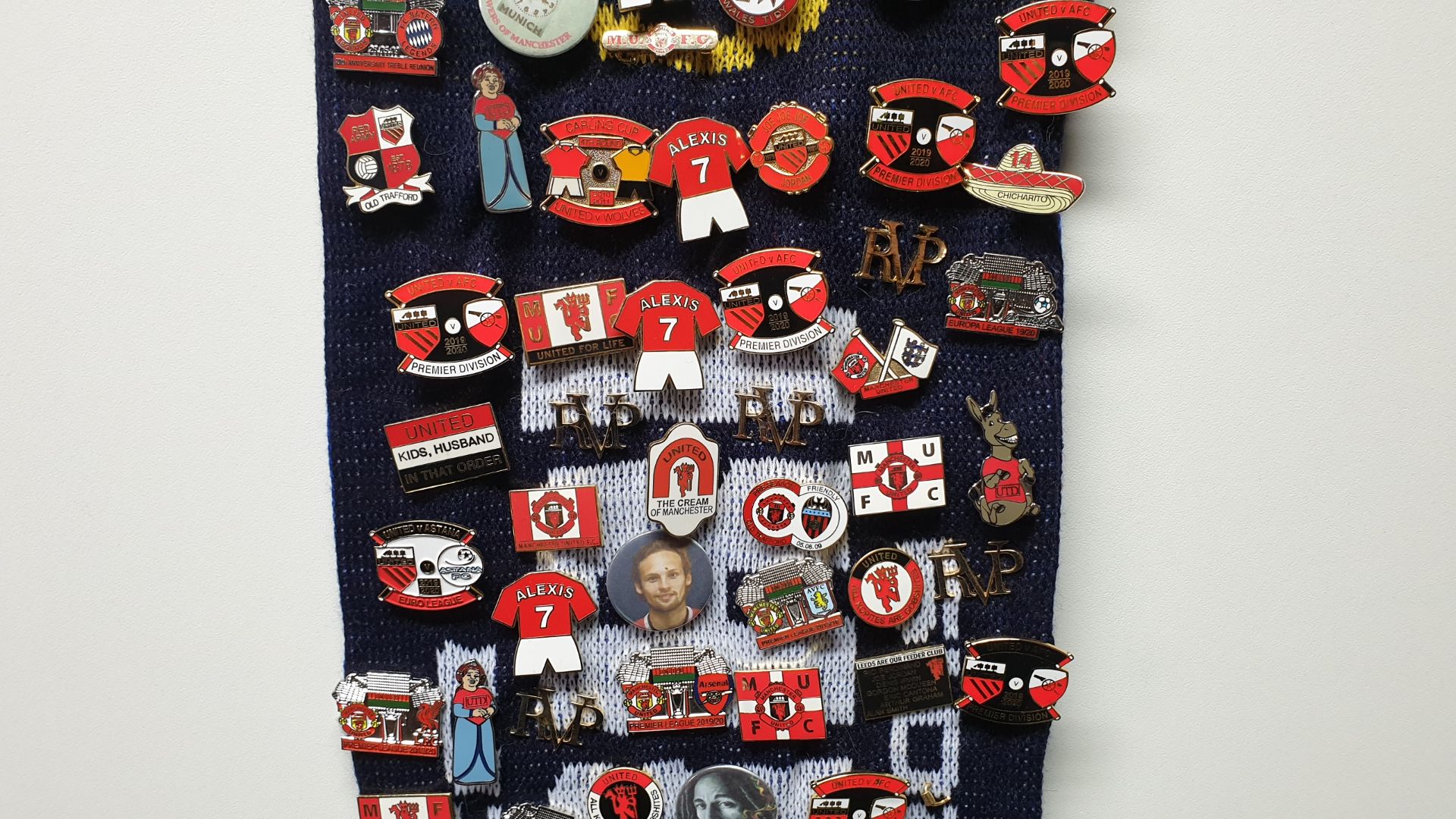 MANCHESTER UNITED SCARF CONTAINING APPROX 220 X PIN BADGES IE MUFC, OLD TRAFFORD, WE HATE CITY, EURO - Image 3 of 8