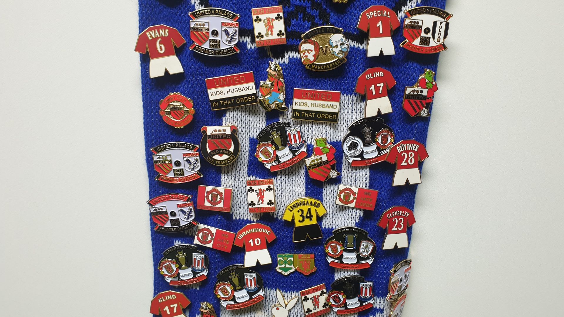 MANCHESTER UNITED SCARF CONTAINING APPROX 260 X PIN BADGES IE FA CUP WINNER 2018, WE HATE CITY, - Image 3 of 8