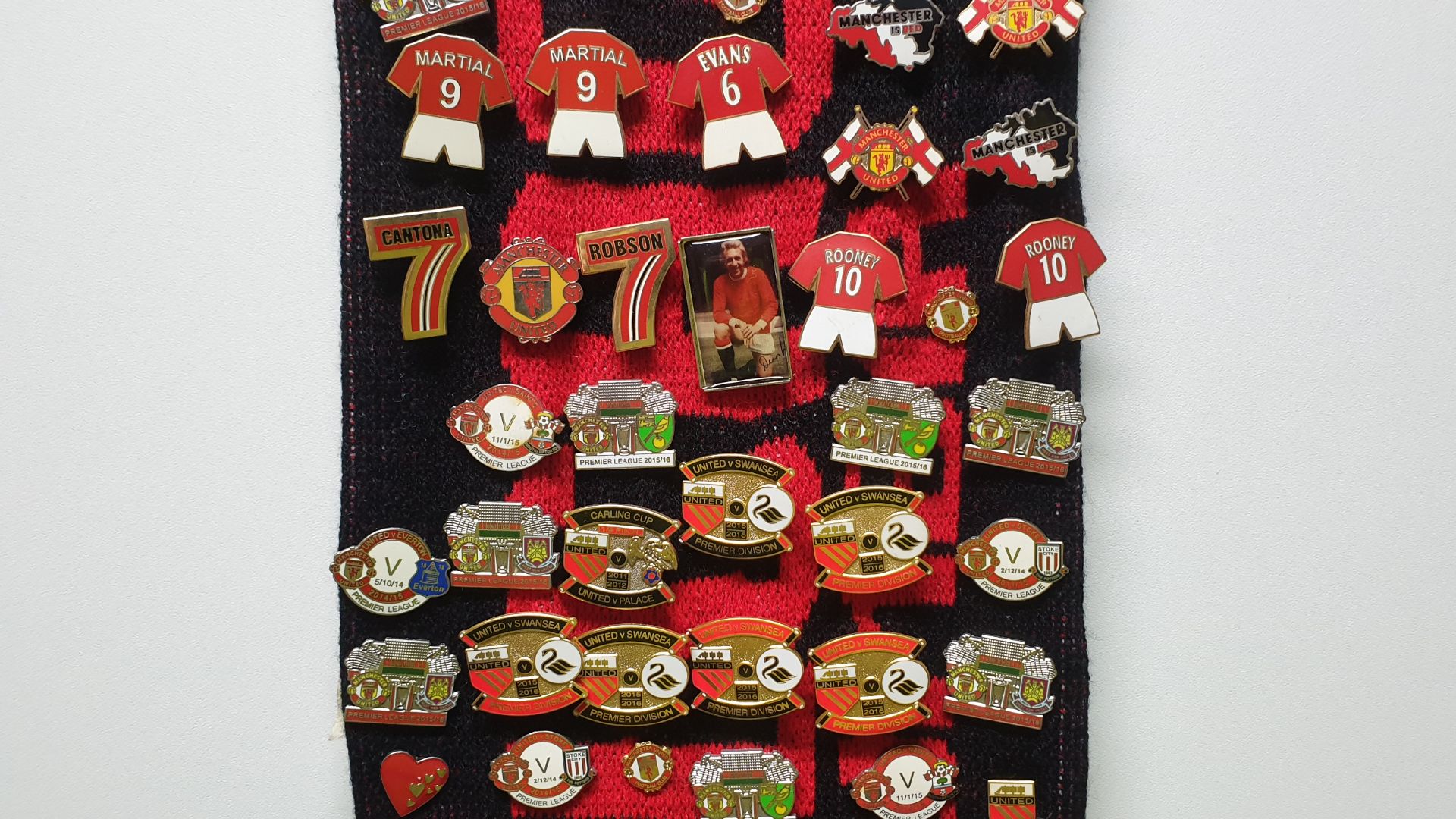 MANCHESTER UNITED SCARF CONTAINING APPROX 225 X PIN BADGES IE MANCHESTER IS RED, MUNICH CLOCK, BUSBY - Image 5 of 8