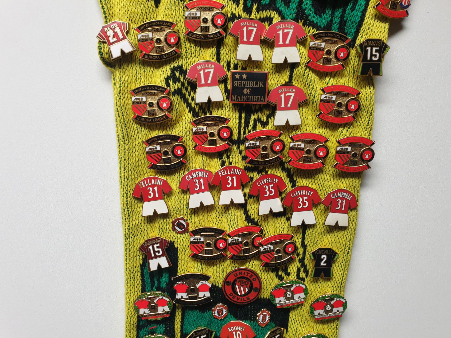 MANCHESTER UNITED SCARF CONTAINING APPROX 200 X PIN BADGES IE SIR ALEX FERGUSON WAY, CANTONA 7, - Image 2 of 8