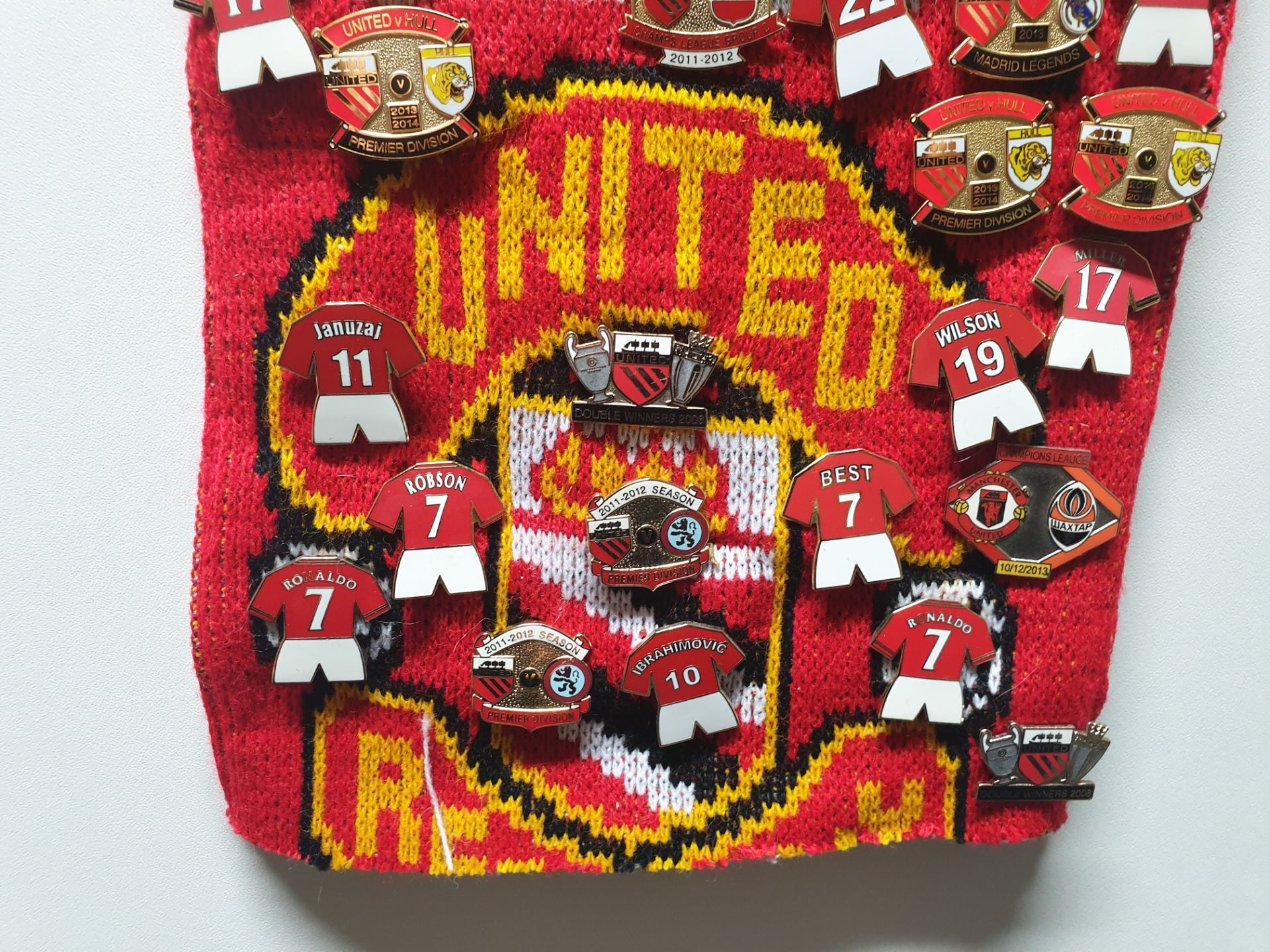 MANCHESTER UNITED SCARF CONTAINING APPROX 190 X PIN BADGES IE BEST 7, CUP WINNERS 2004, CHAMPIONS - Image 8 of 8