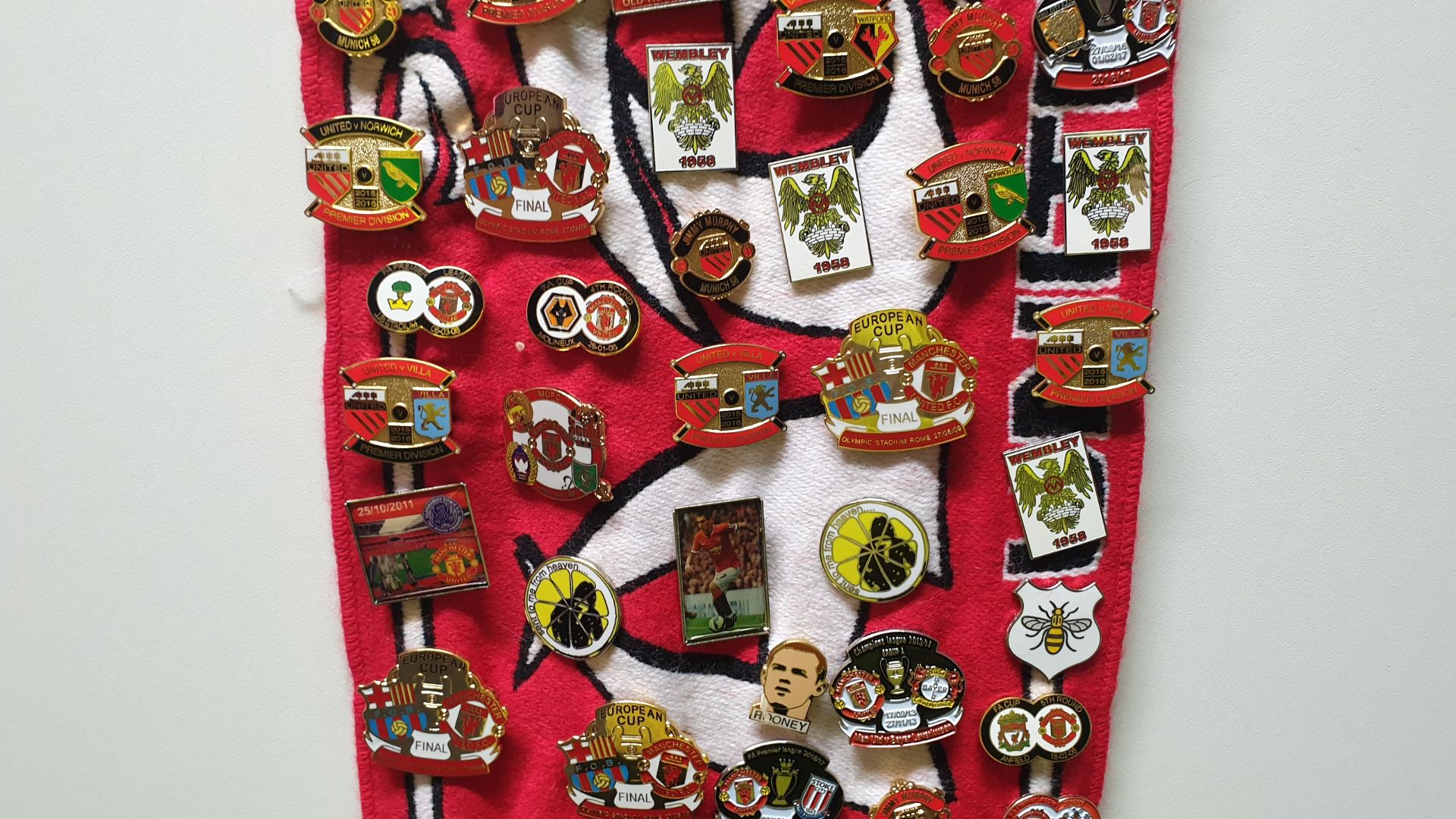 MANCHESTER UNITED SCARF CONTAINING APPROX 230 X PIN BADGES IE GEORGE BEST/STONE ROSES SENT TO ME - Image 5 of 8