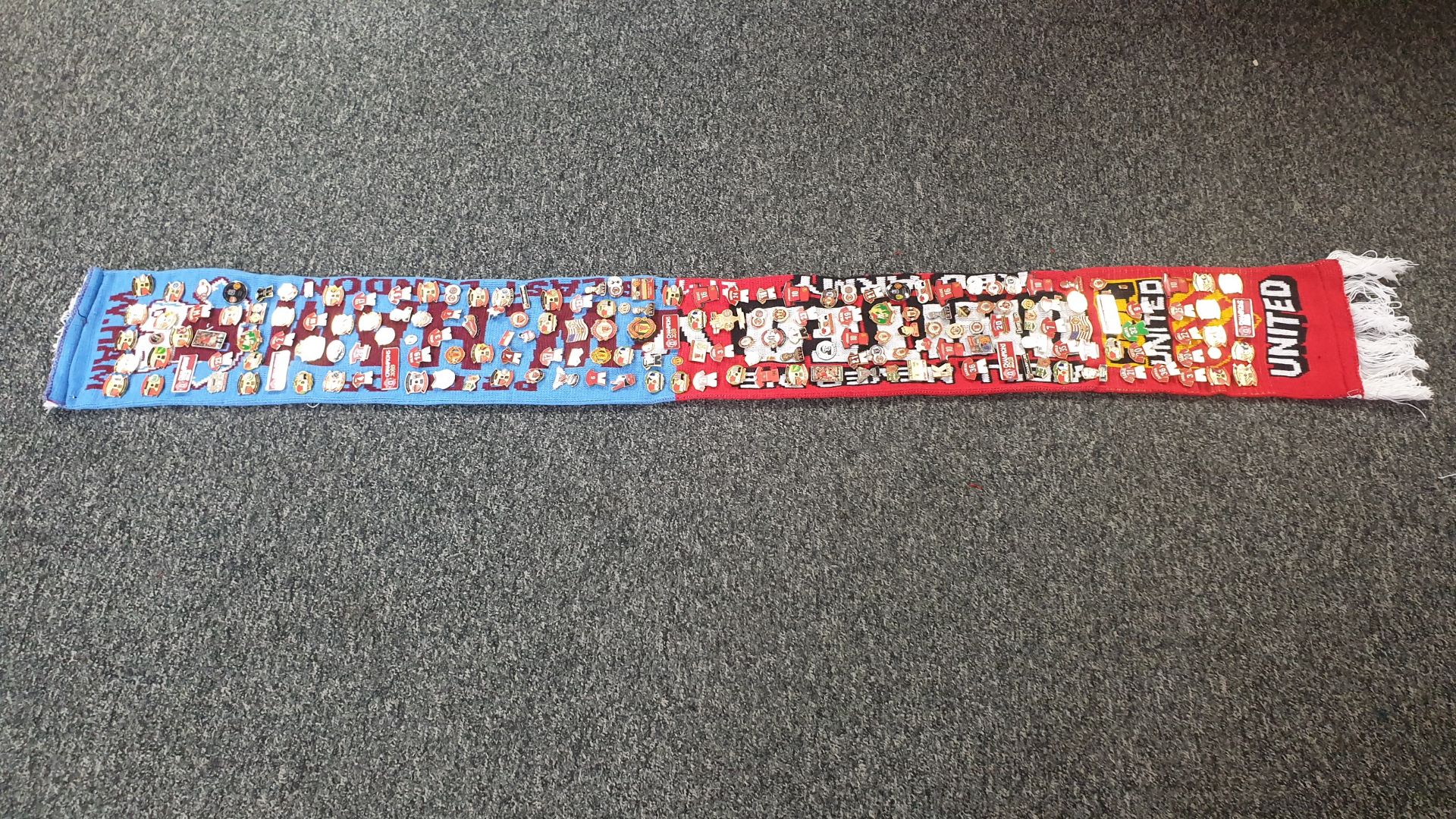 MANCHESTER UNITED SCARF CONTAINING APPROX 200 X PINBADGES IE 1999 EUROPEAN CUP FINAL, PREMIER