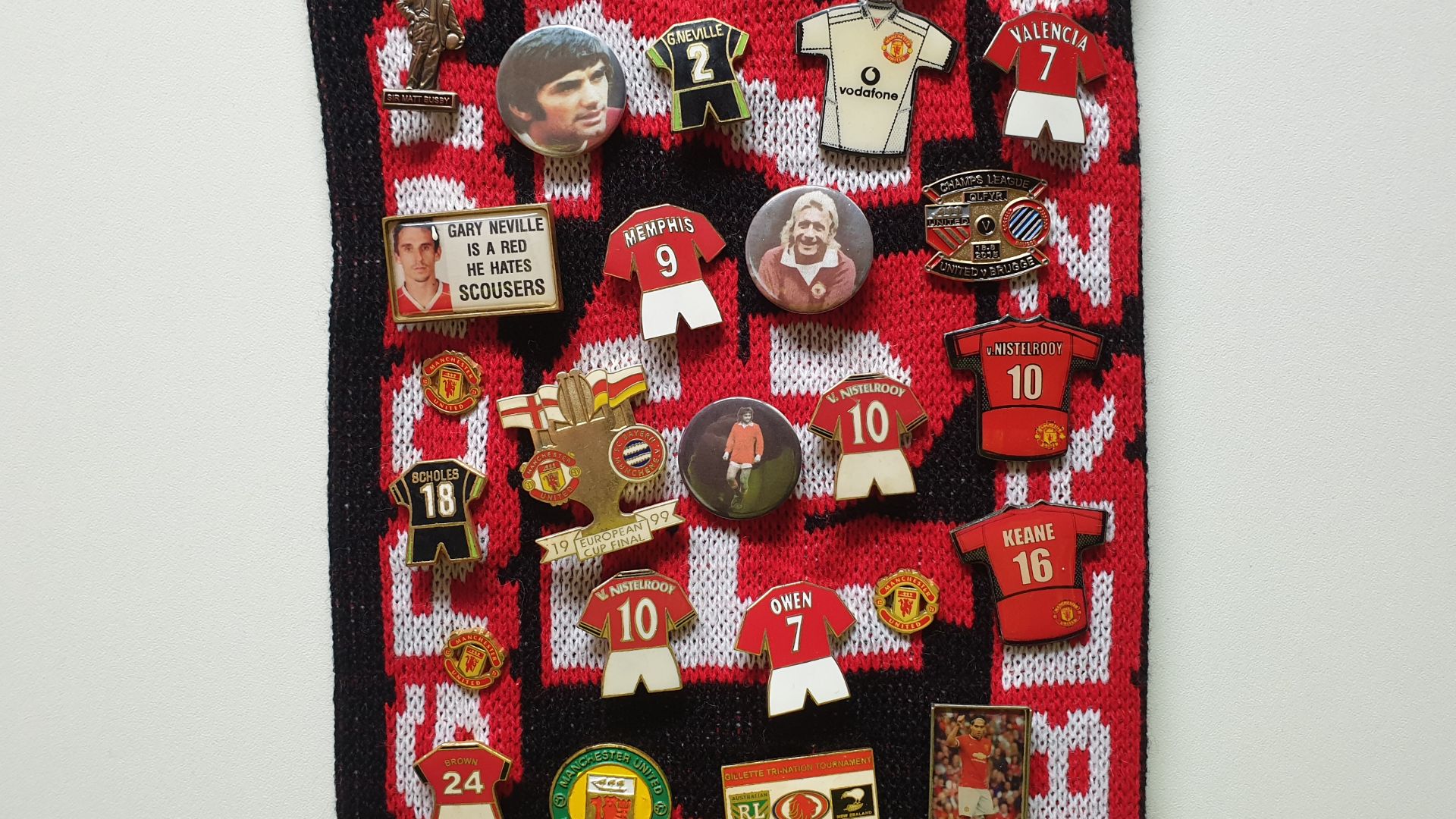MANCHESTER UNITED SCARF CONTAINING APPROX 165 X PIN BADGES IE WORTHINGTON CUP FINAL 2003, WHITESIDE, - Image 4 of 8