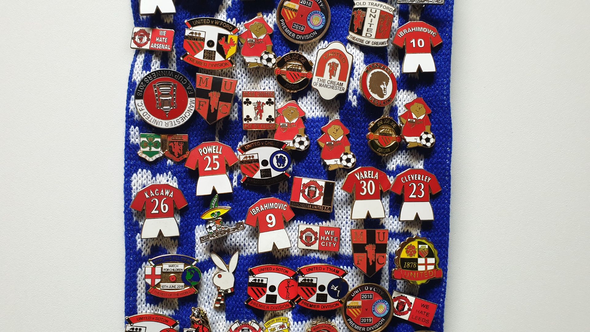MANCHESTER UNITED SCARF CONTAINING APPROX 270 X PIN BADGES IE MUFC, UNITED KING KONG, BATTLE FOR - Image 4 of 8