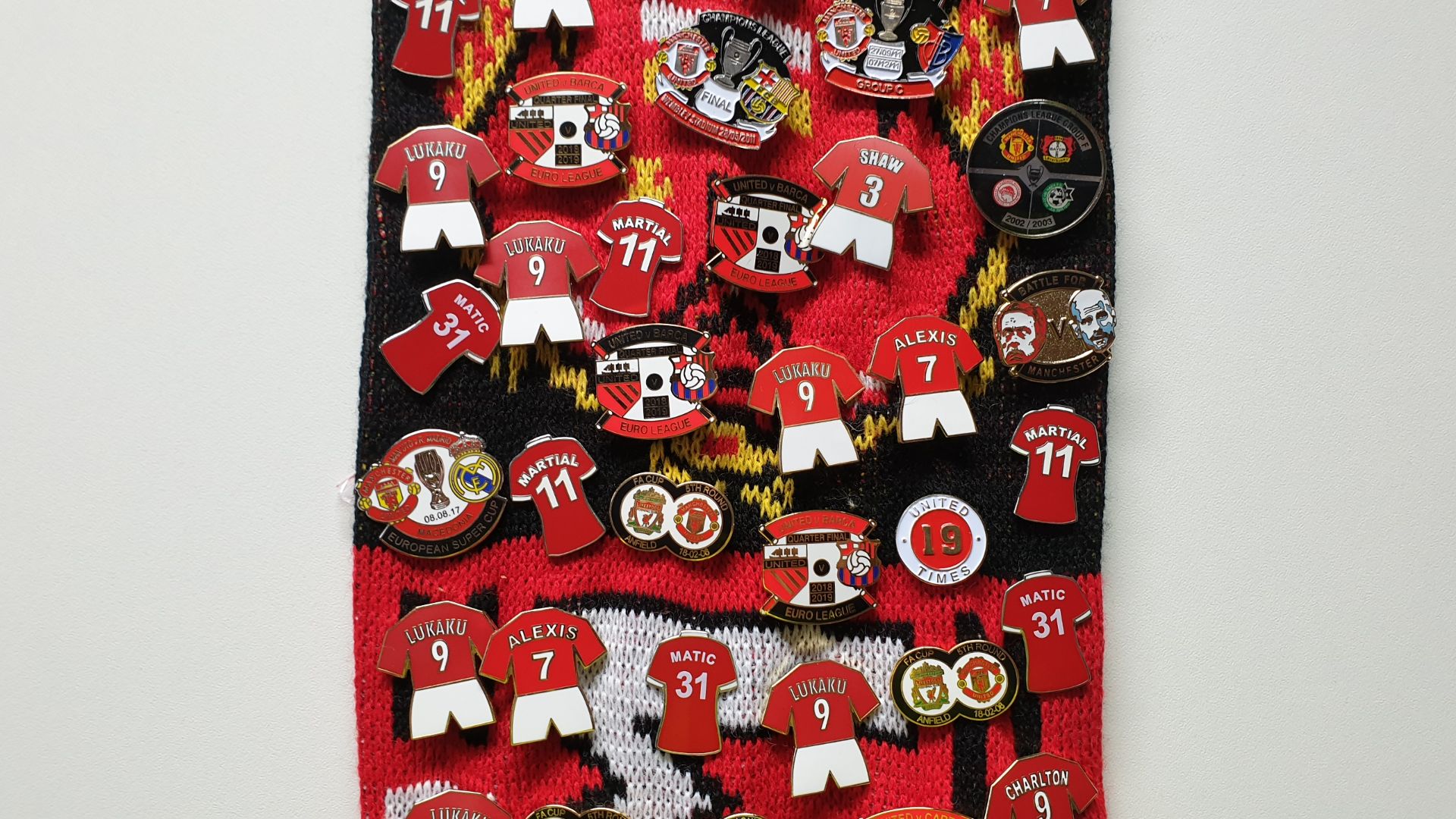 MANCHESTER UNITED SCARF CONTAINING APPROX 190 X PIN BADGES IE BATTLE FOR MANCHESTER, CHAMPIONS - Image 3 of 8