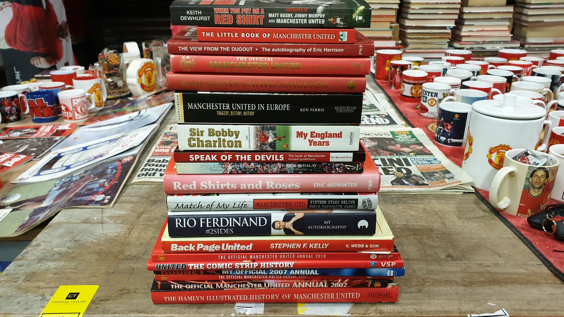 20 PIECE ASSORTED MANCHESTER UNITED BOOK LOT INCLUDING. THE LITTLE BOOK OF MANCHESTER UNITED BY