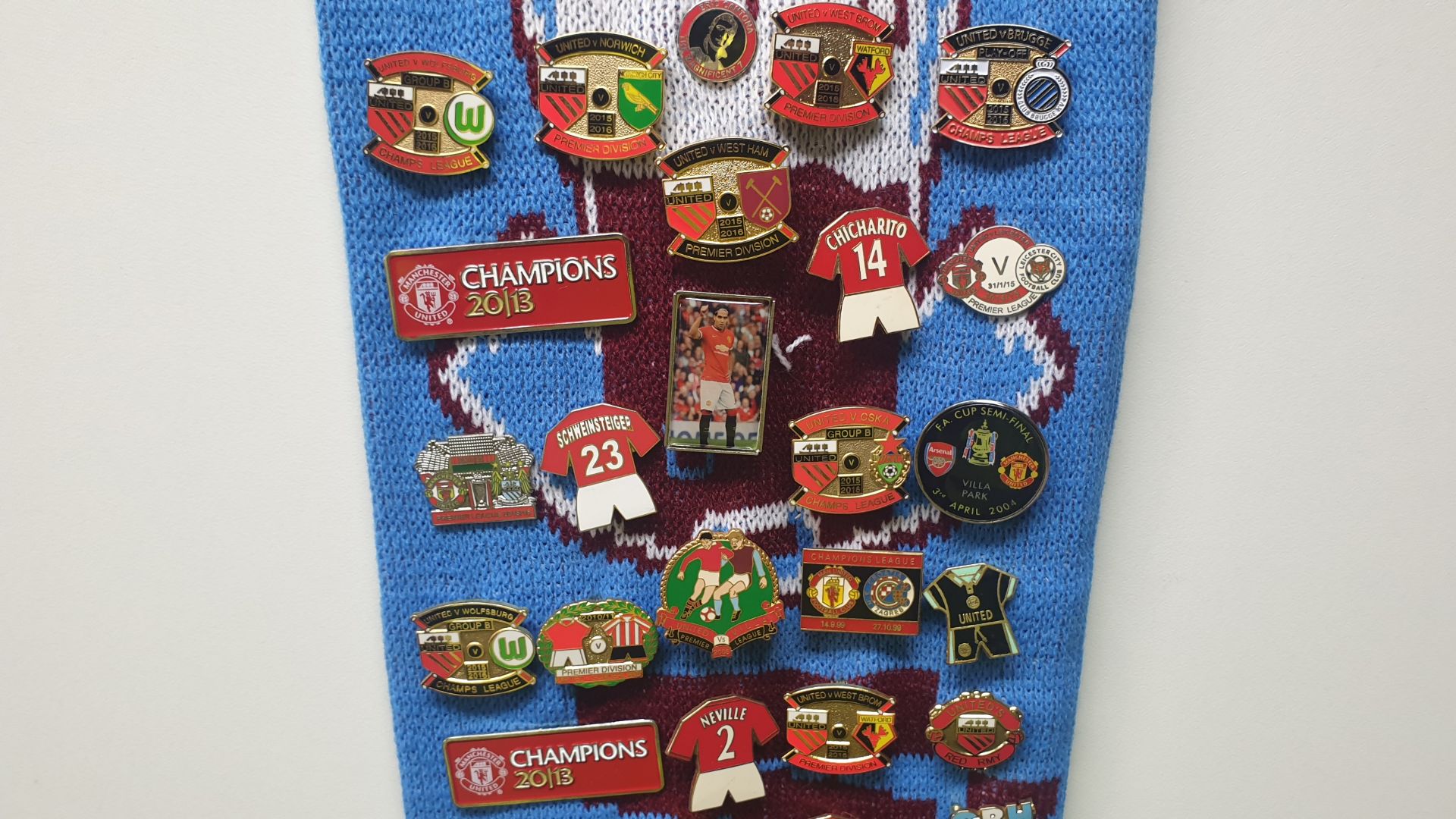 MANCHESTER UNITED SCARF CONTAINING APPROX 200 X PINBADGES IE 1999 EUROPEAN CUP FINAL, PREMIER - Image 2 of 8