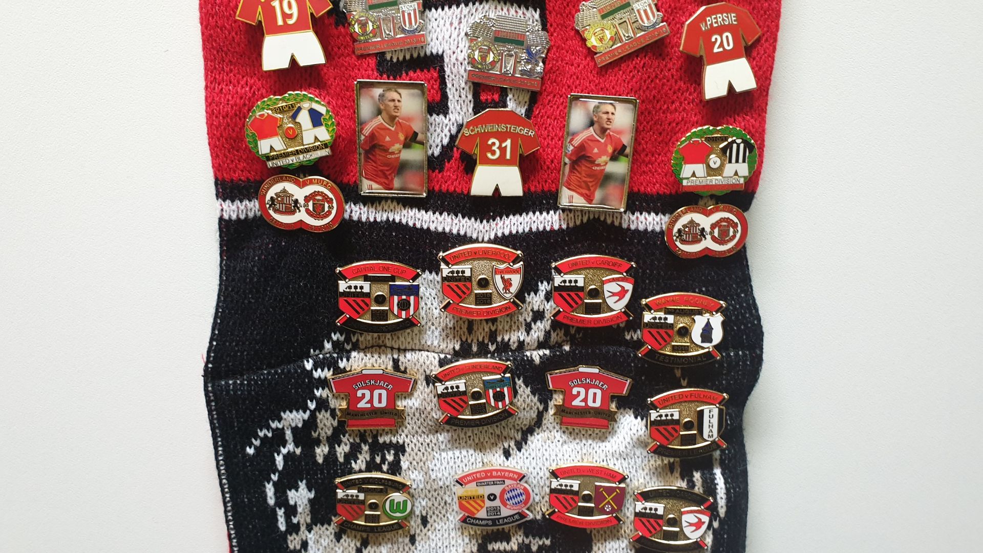 MANCHESTER UNITED SCARF CONTAINING APPROX 190 X PIN BADGES IE MANCHESTER IS RED, UNITED V LIVERPOOL, - Image 7 of 8