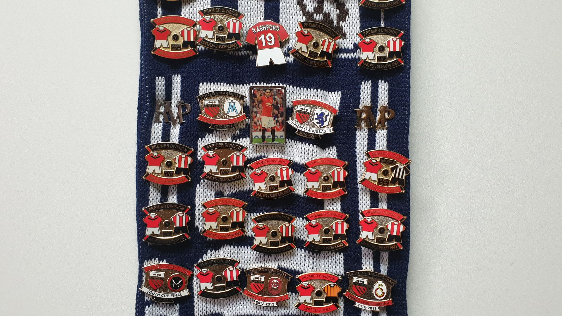 MANCHESTER UNITED SCARF CONTAINING APPROX 200 X PIN BADGES IE CHAMPIONS LEAGUE FINAL 2008, CARLING - Image 3 of 8