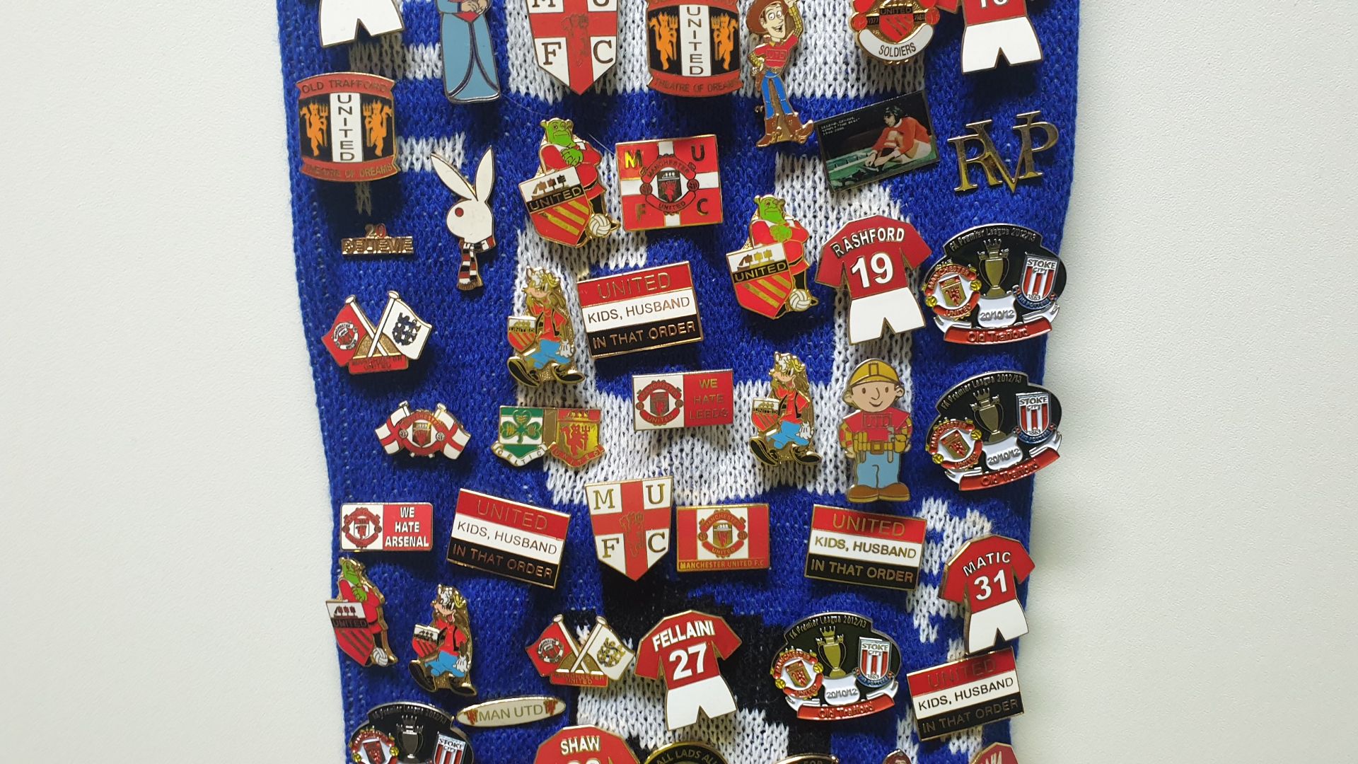 MANCHESTER UNITED SCARF CONTAINING APPROX 260 X PIN BADGES IE FA CUP WINNER 2018, WE HATE CITY, - Image 5 of 8