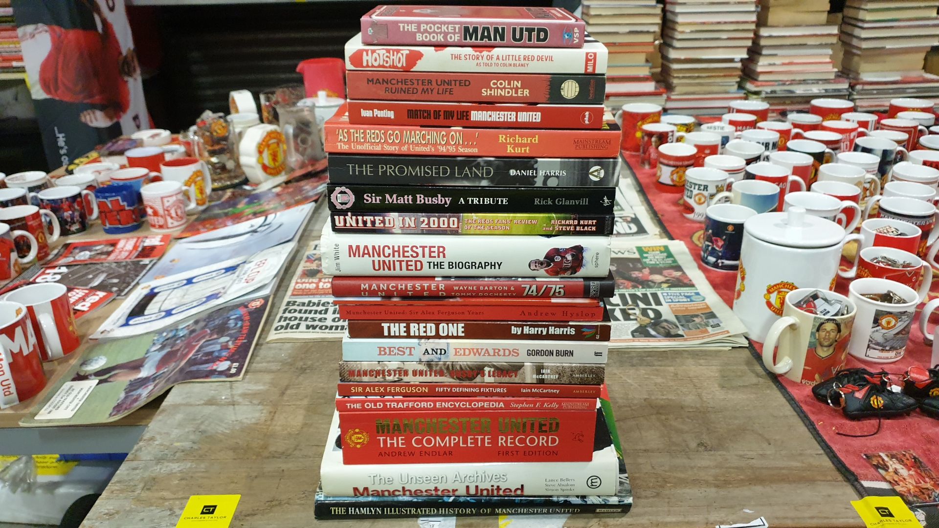 20 PIECE ASSORTED MANCHESTER UNITED BOOK LOT INCLUDING. THE POCKET BOOK OF MAN UTD BY DAVID MAY