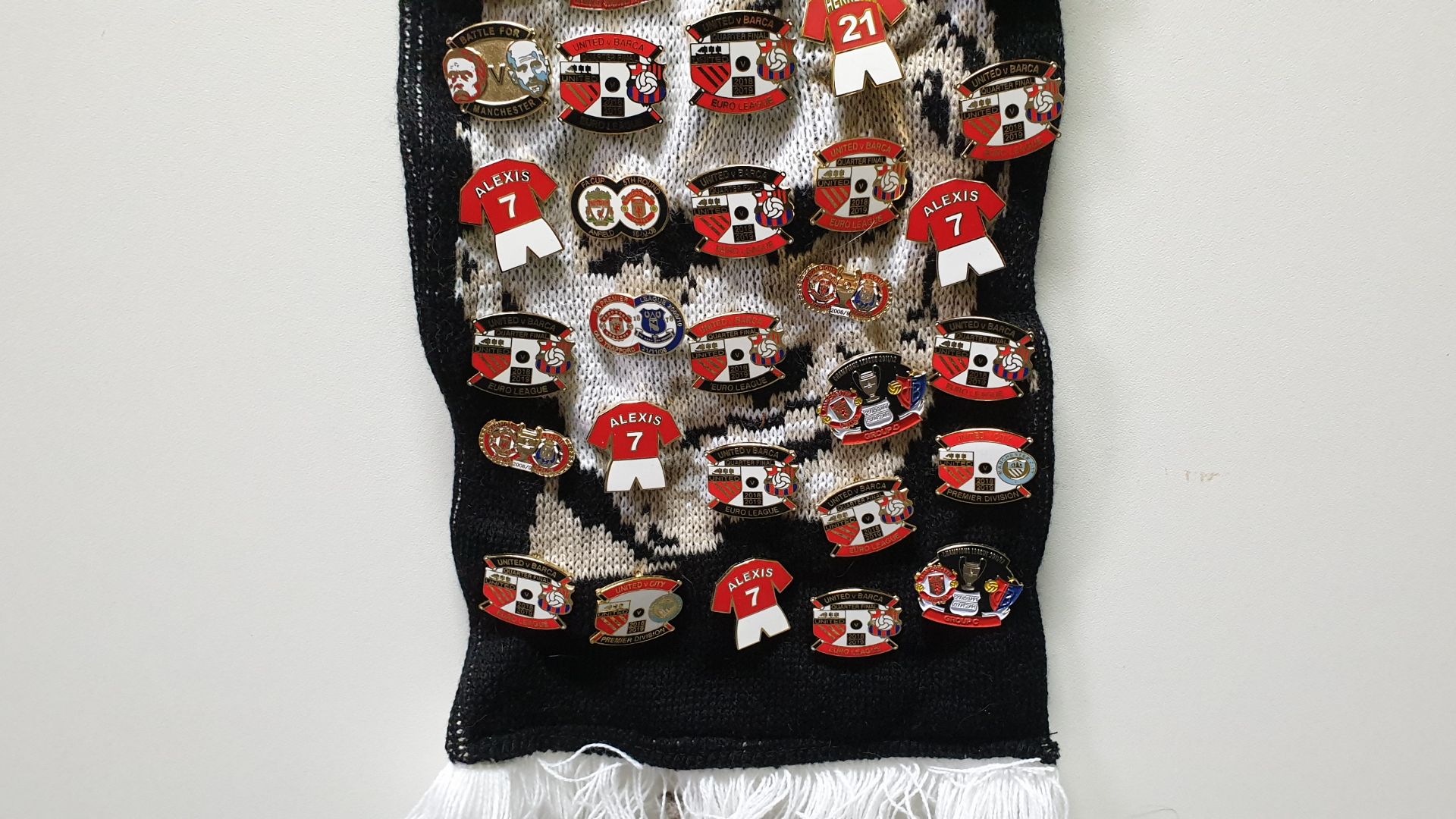 MANCHESTER UNITED SCARF CONTAINING APPROX 190 X PIN BADGES IE BATTLE FOR MANCHESTER, CHAMPIONS - Image 8 of 8