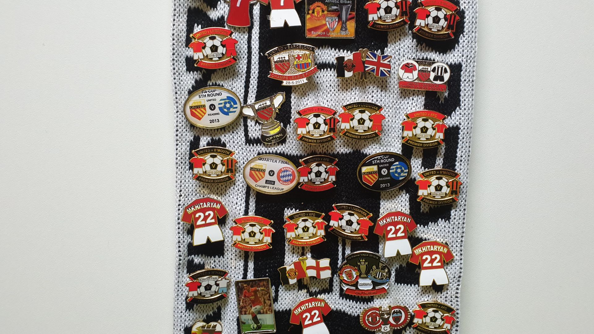 MANCHESTER UNITED SCARF CONTAINING APPROX 205 X PIN BADGES IE EUROPA LEAGUE FINAL WINNERS 2017, 1999 - Image 5 of 8