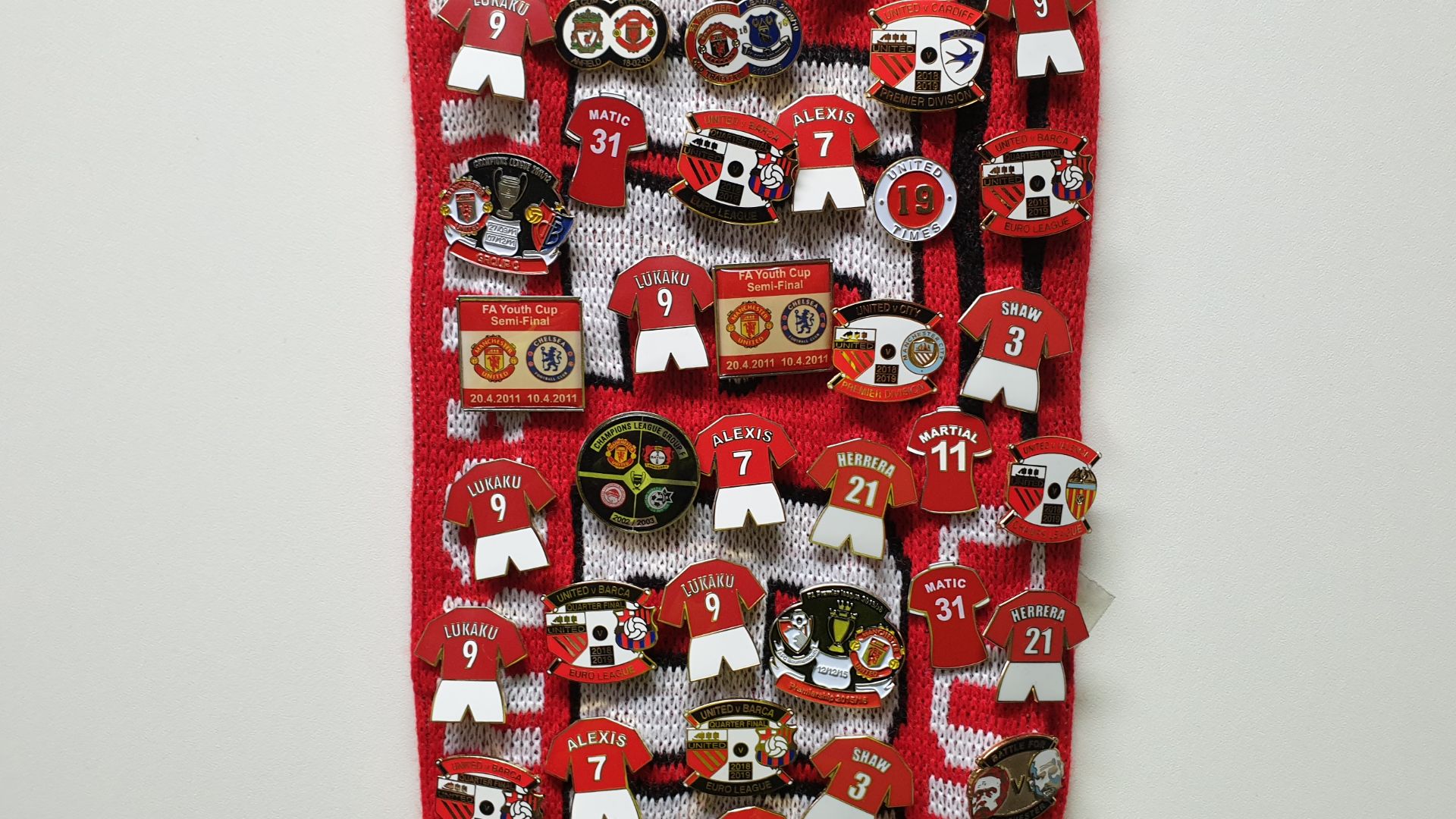 MANCHESTER UNITED SCARF CONTAINING APPROX 190 X PIN BADGES IE BATTLE FOR MANCHESTER, CHAMPIONS - Image 4 of 8