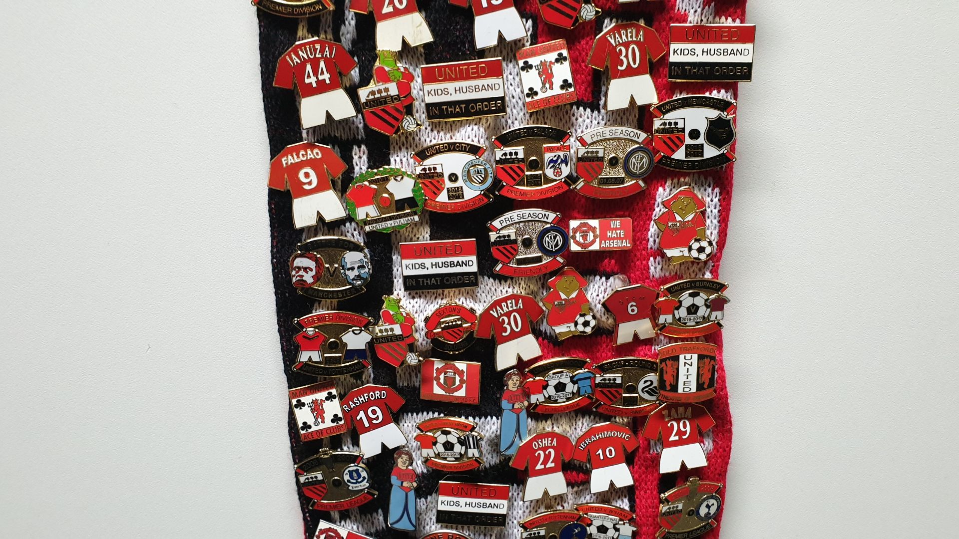 MANCHESTER UNITED SCARF CONTAINING APPROX 270 X PIN BADGES IE FA CUP 2006, WAYNE ROONEY TESTIMONIAL, - Image 6 of 8