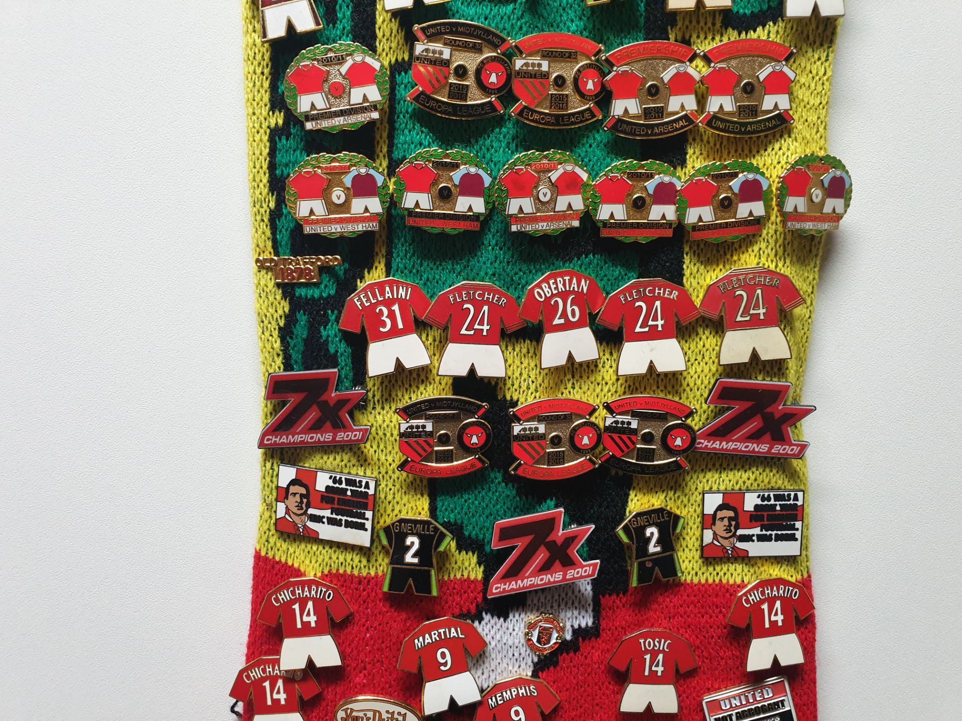 MANCHESTER UNITED SCARF CONTAINING APPROX 200 X PIN BADGES IE SIR ALEX FERGUSON WAY, CANTONA 7, - Image 5 of 8