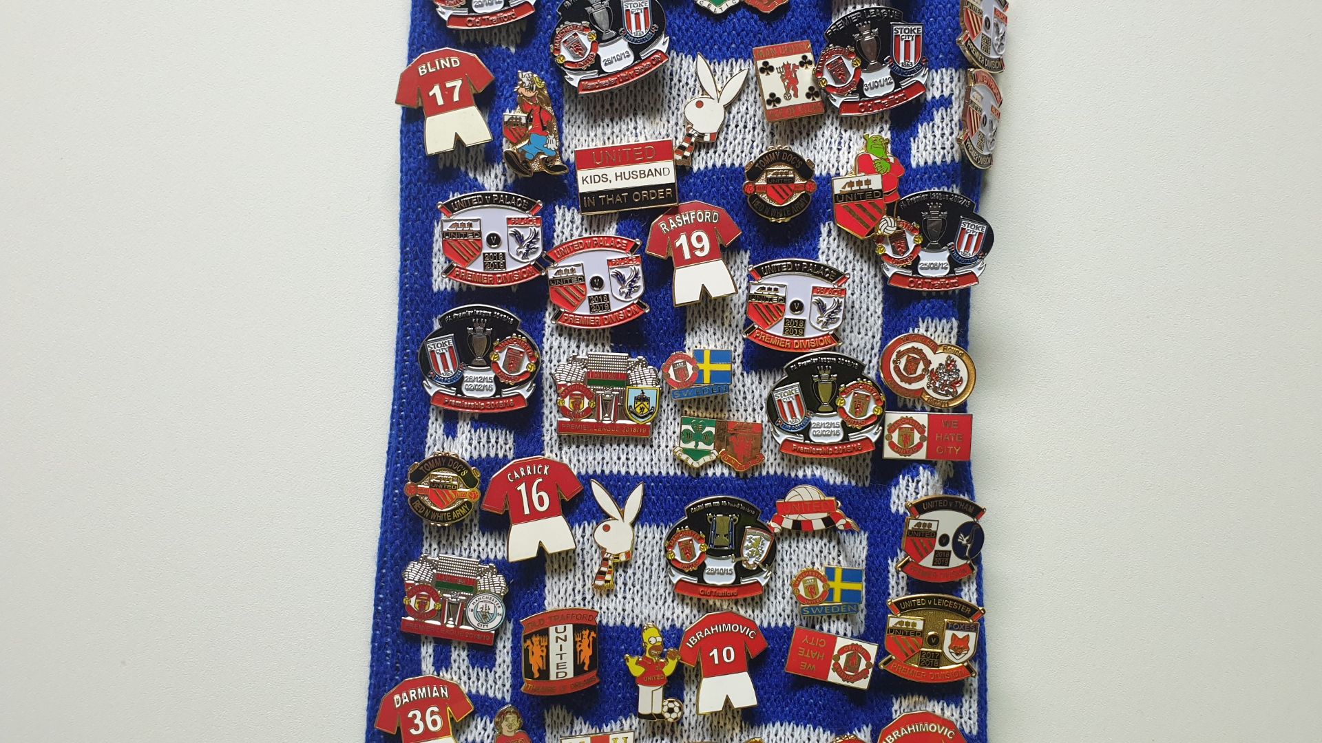 MANCHESTER UNITED SCARF CONTAINING APPROX 260 X PIN BADGES IE FA CUP WINNER 2018, WE HATE CITY, - Image 4 of 8