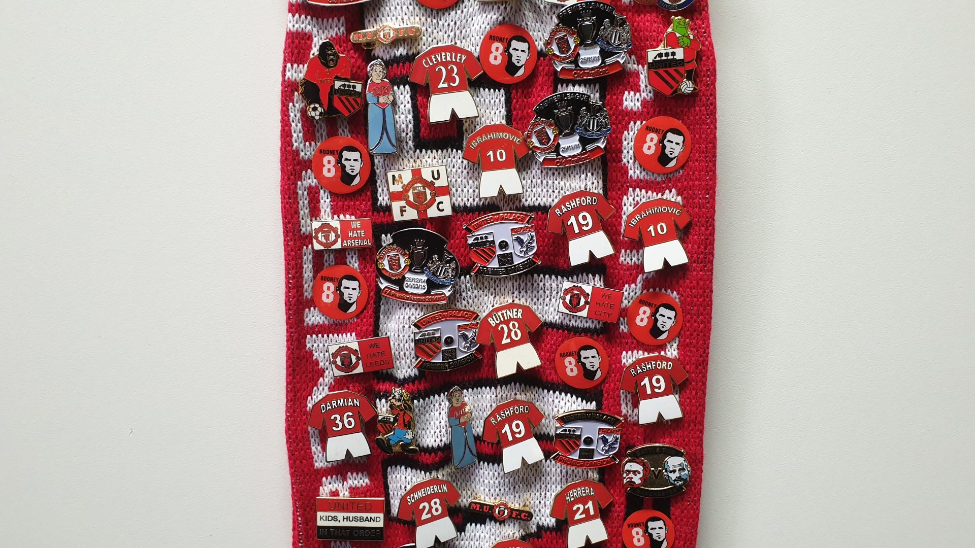 MANCHESTER UNITED SCARF CONTAINING APPROX 200 X PIN BADGES IE MUFC, BATTLE FOR MANCHESTER, ROONEY, - Image 6 of 8