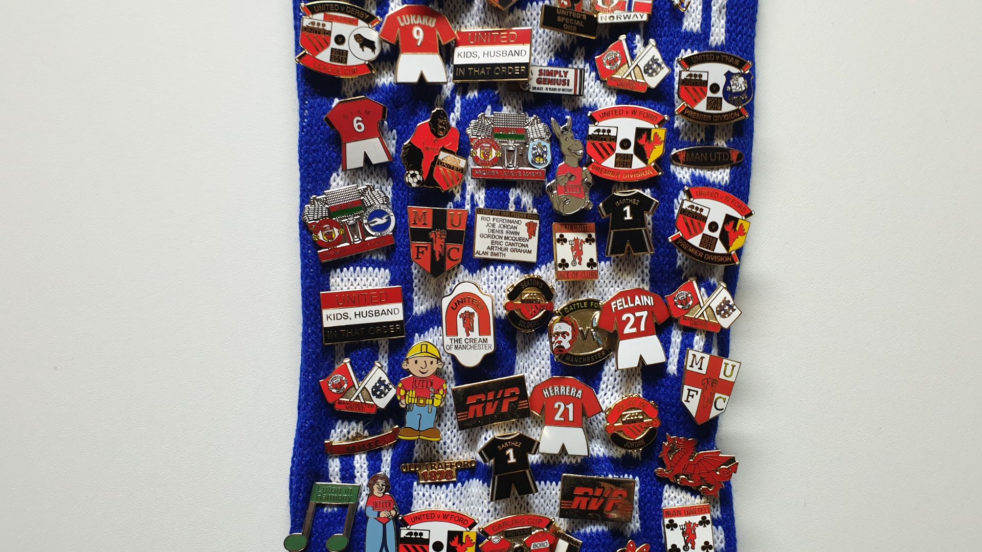 MANCHESTER UNITED SCARF CONTAINING APPROX 270 X PIN BADGES IE FA CUP 2006, WAYNE ROONEY TESTIMONIAL, - Image 4 of 8