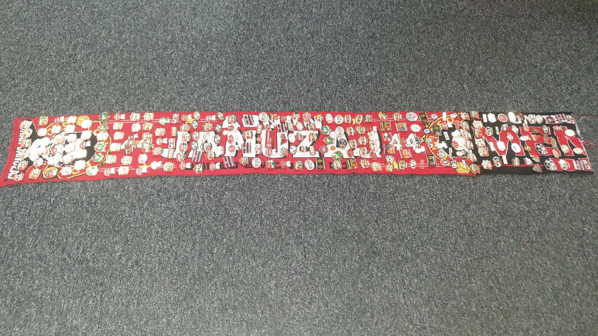 MANCHESTER UNITED SCARF CONTAINING APPROX 282 X PINBADGES IE UNITED SPECIAL ONE, CHAMPIONS LEAGUE