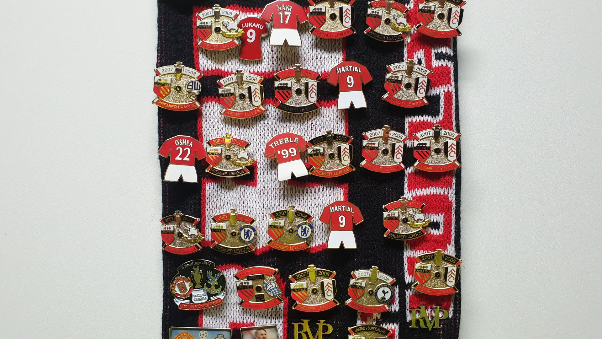 MANCHESTER UNITED SCARF CONTAINING APPROX 220 X PIN BADGES IE FA CUP WINNERS 2004, RVP, UNITED V - Image 4 of 8