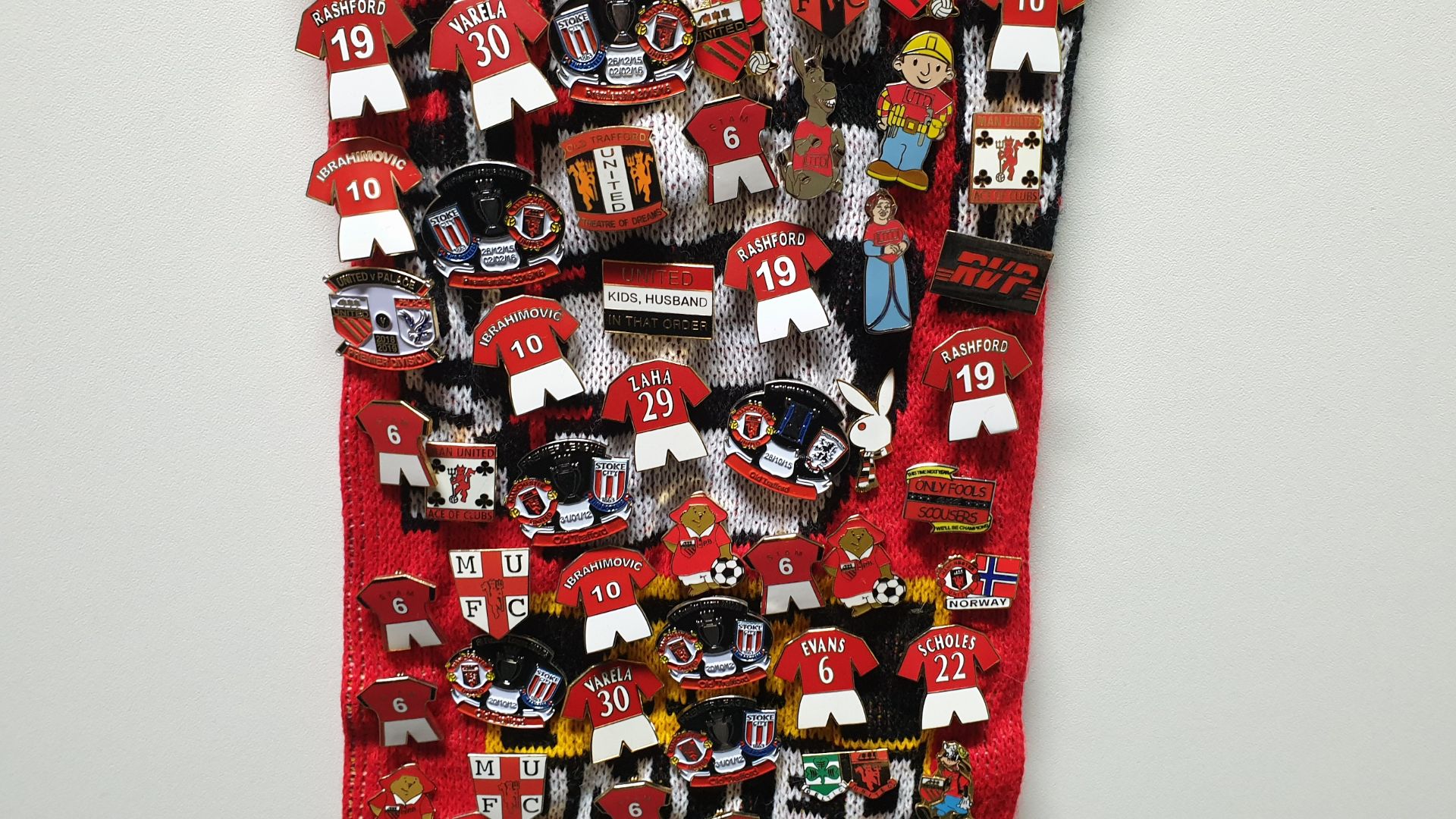 MANCHESTER UNITED SCARF CONTAINING APPROX 250 X PIN BADGES IE UNITED SHREK, UNITED>ENGLAND, OLD - Image 7 of 8