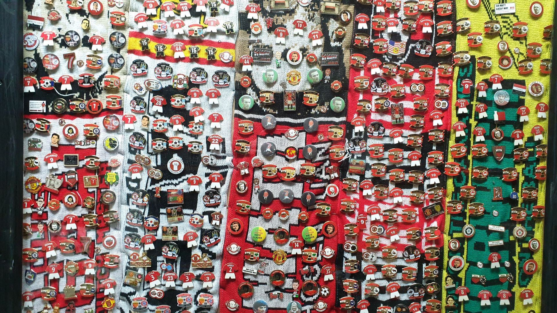 5 FRAMED MANCHESTER UNITED SCARFS CONTAINING APPROX 910 X PIN BADGES IE WE'LL NEVER DIE, RONALDO - Image 3 of 5