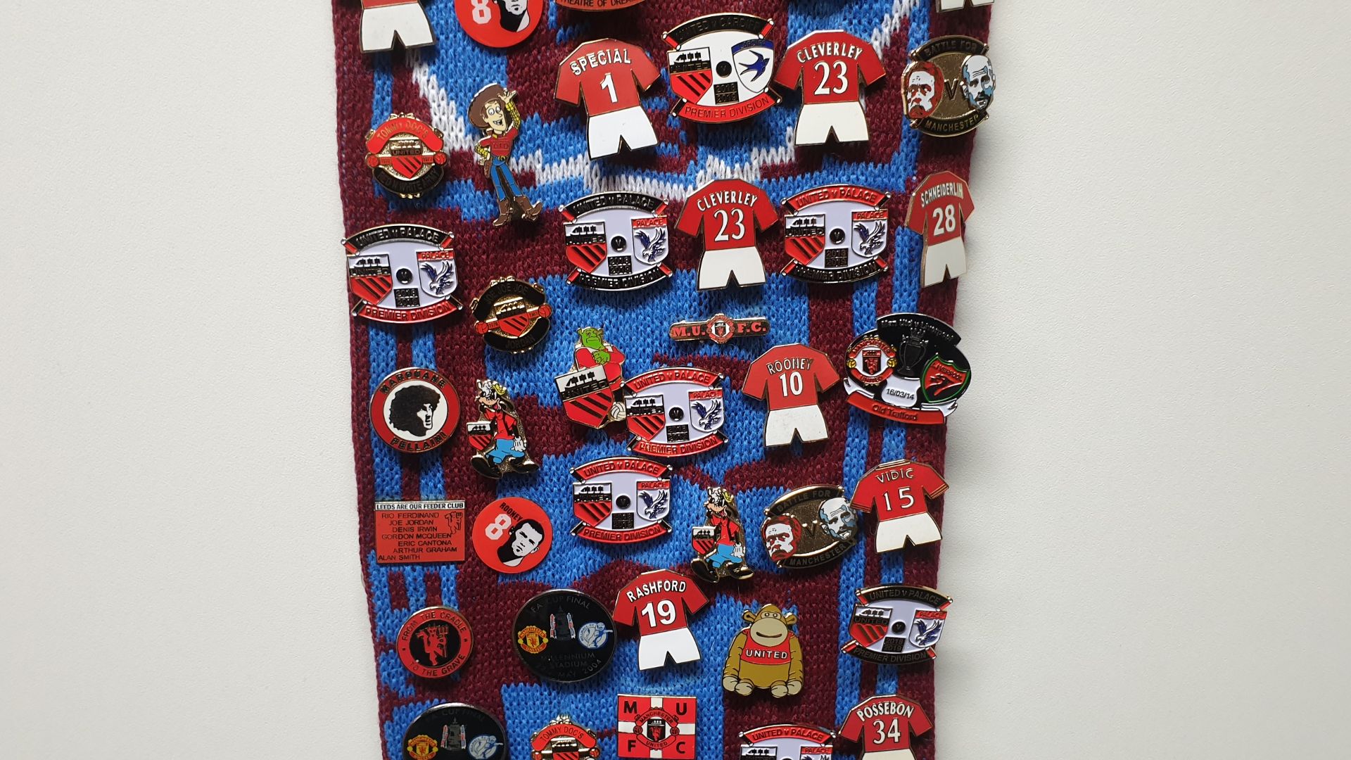 MANCHESTER UNITED SCARF CONTAINING APPROX 200 X PIN BADGES IE MUFC, BATTLE FOR MANCHESTER, ROONEY, - Image 3 of 8