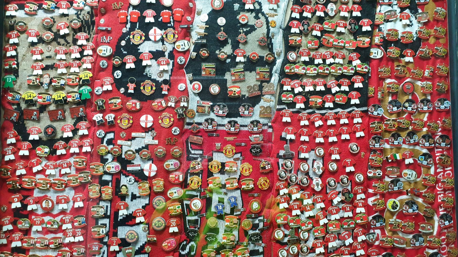 5 FRAMED MANCHESTER UNITED SCARFS CONTAINING APPROX 1050 X PIN BADGES IE SIR ALEX FERGUSON WAY, - Image 3 of 5