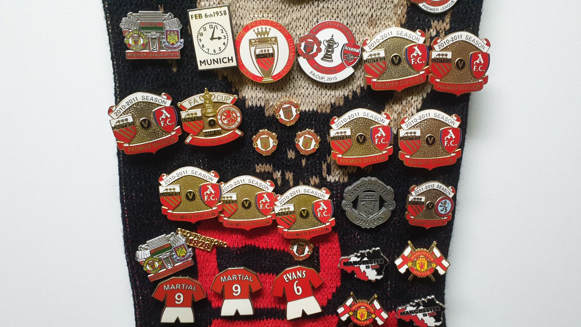 MANCHESTER UNITED SCARF CONTAINING APPROX 225 X PIN BADGES IE MANCHESTER IS RED, MUNICH CLOCK, BUSBY - Image 4 of 8