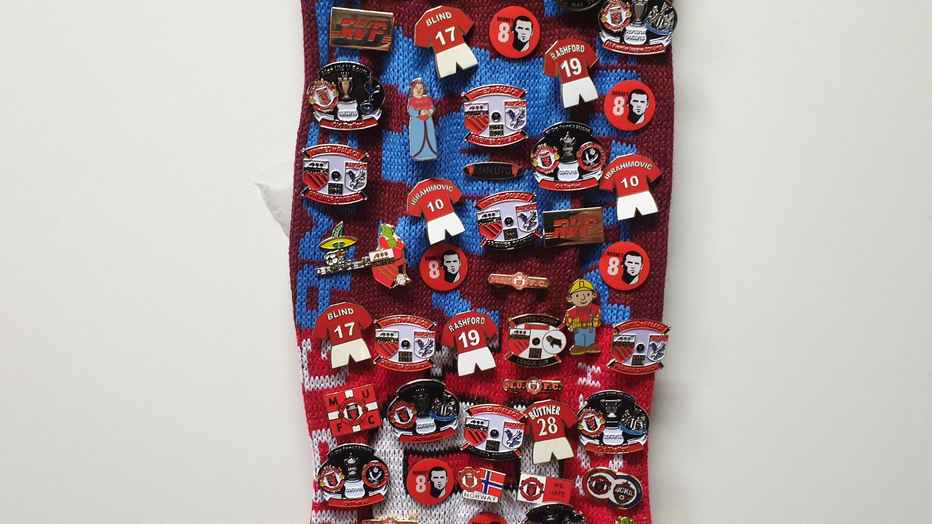 MANCHESTER UNITED SCARF CONTAINING APPROX 200 X PIN BADGES IE MUFC, BATTLE FOR MANCHESTER, ROONEY, - Image 5 of 8