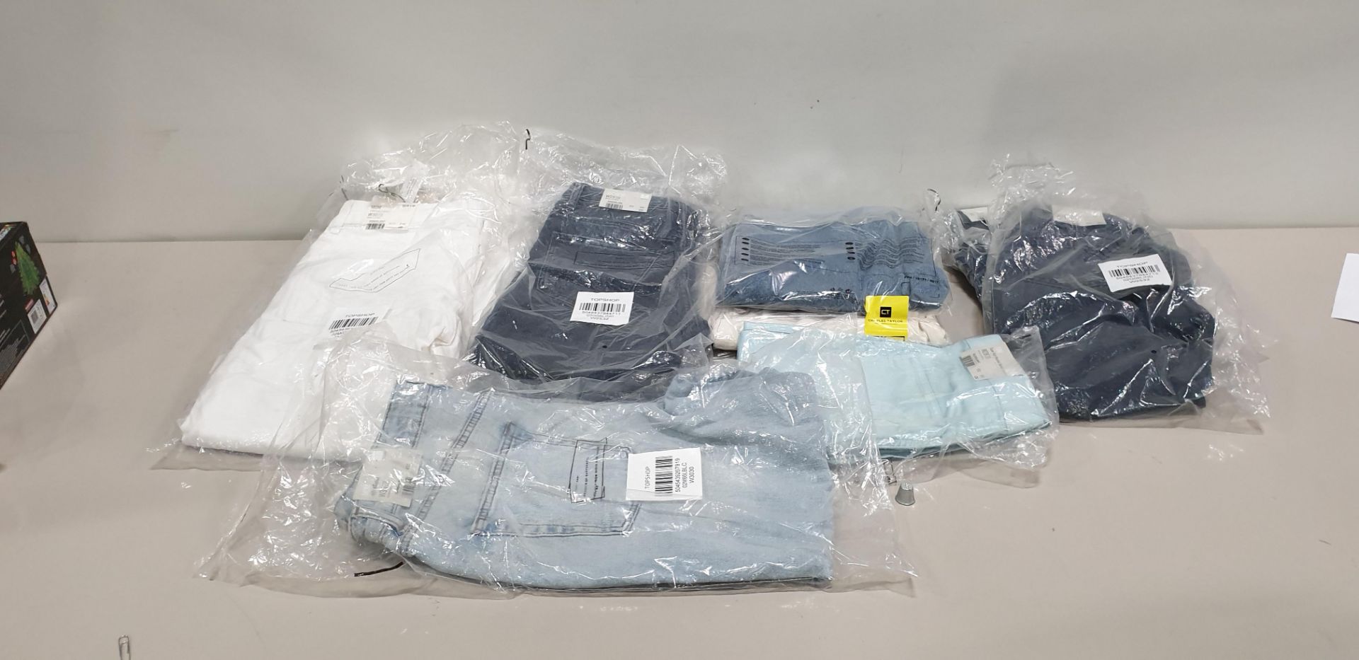 13 X BRAND NEW TOPSHOP JEANS IN VARIOUS STYLES ANDS SIZES