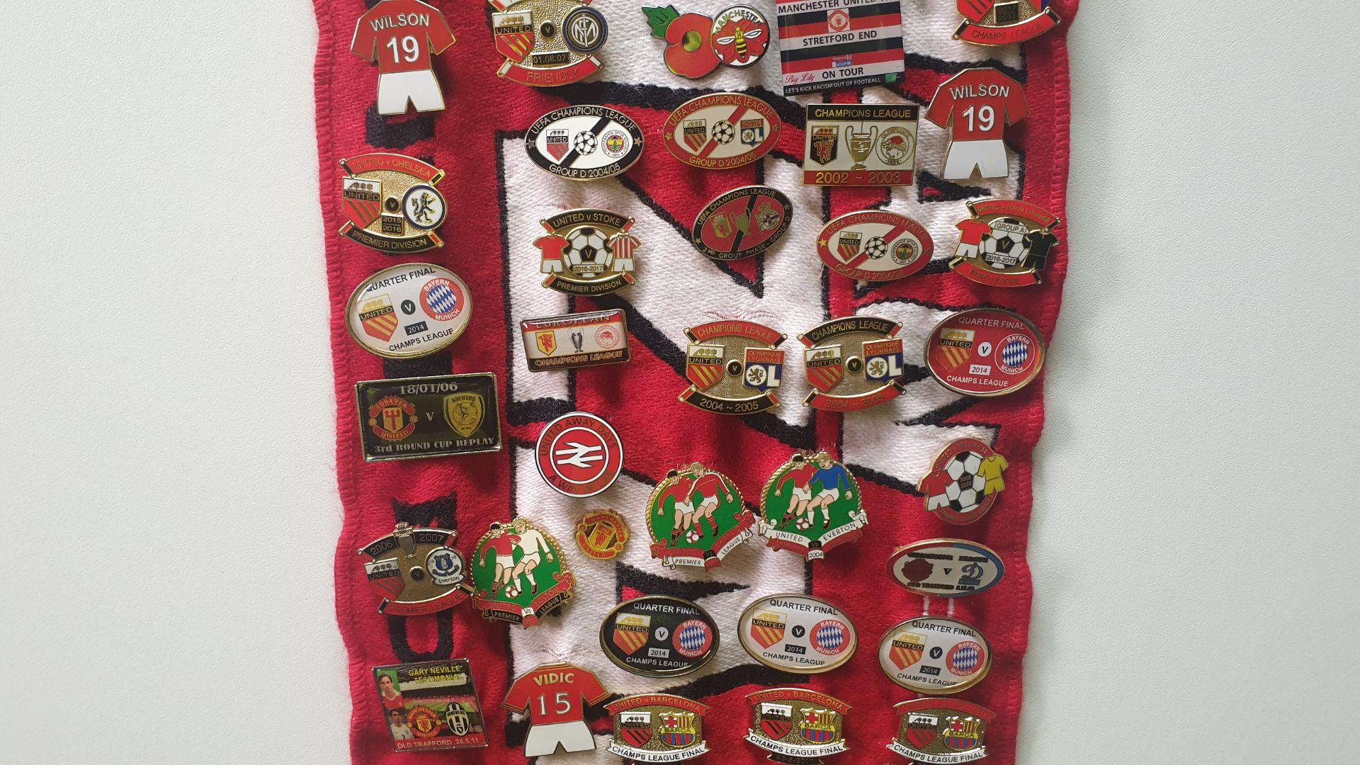 MANCHESTER UNITED SCARF CONTAINING APPROX 282 X PINBADGES IE UNITED SPECIAL ONE, CHAMPIONS LEAGUE - Image 5 of 8