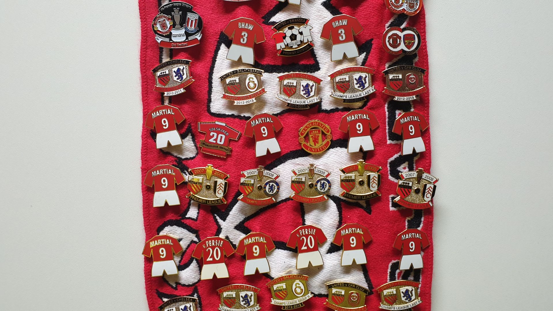 MANCHESTER UNITED SCARF CONTAINING APPROX 230 X PIN BADGES IE GEORGE BEST/STONE ROSES SENT TO ME - Image 4 of 8