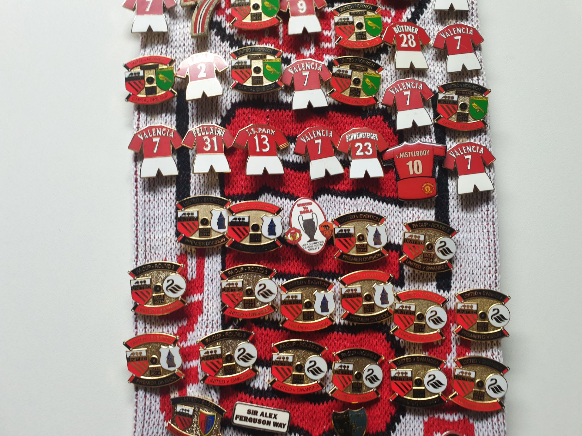 MANCHESTER UNITED SCARF CONTAINING APPROX 190 X PIN BADGES IE BEST 7, CUP WINNERS 2004, CHAMPIONS - Image 3 of 8