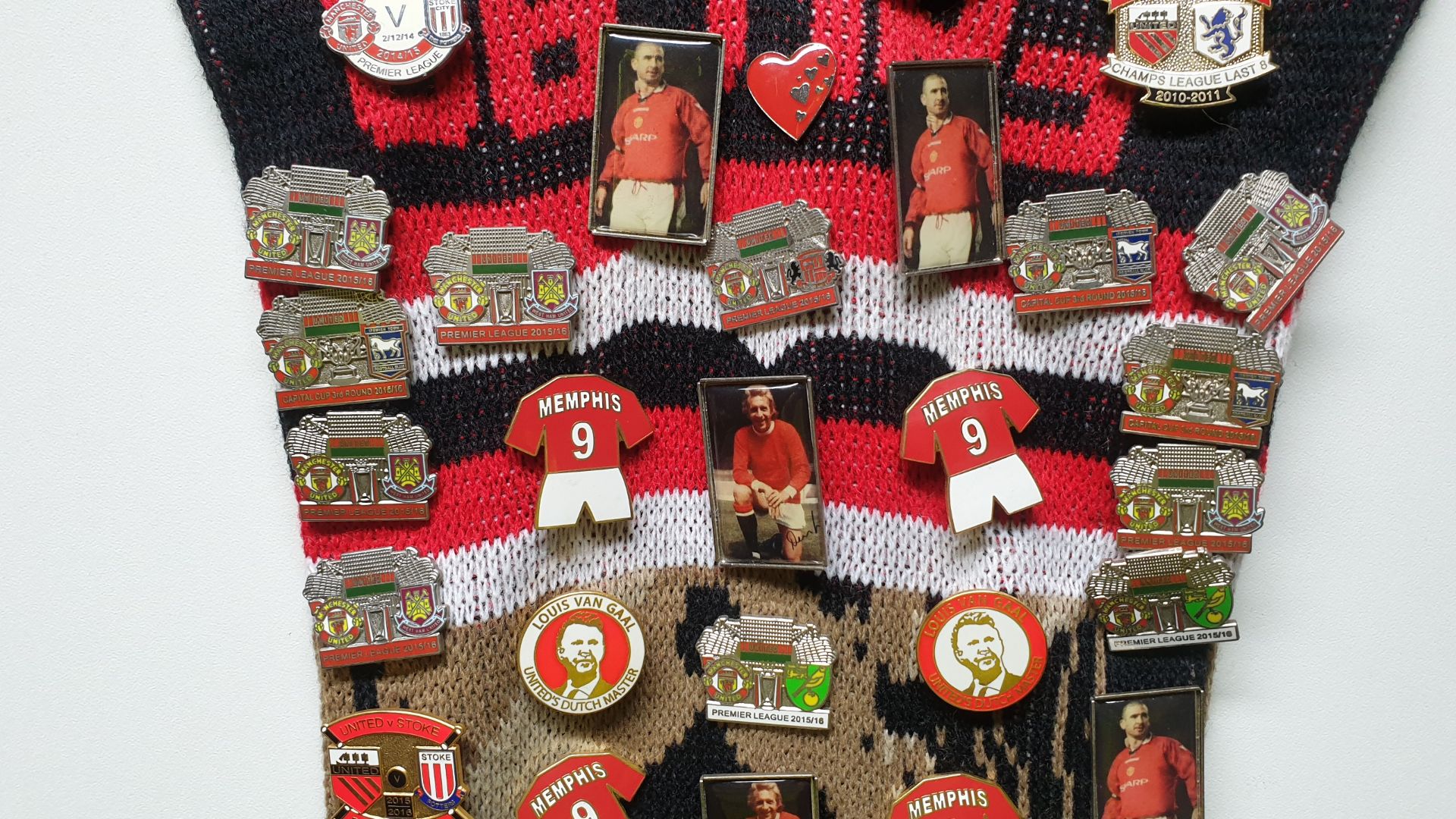 MANCHESTER UNITED SCARF CONTAINING APPROX 225 X PIN BADGES IE MANCHESTER IS RED, MUNICH CLOCK, BUSBY - Image 2 of 8