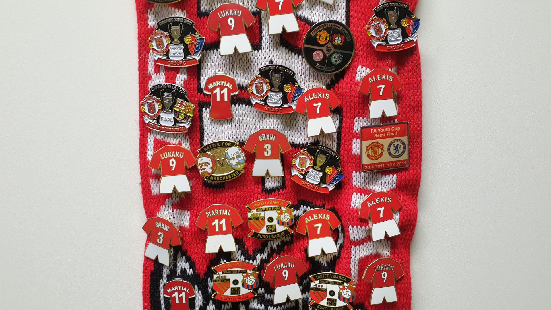MANCHESTER UNITED SCARF CONTAINING APPROX 190 X PIN BADGES IE BATTLE FOR MANCHESTER, CHAMPIONS - Image 5 of 8