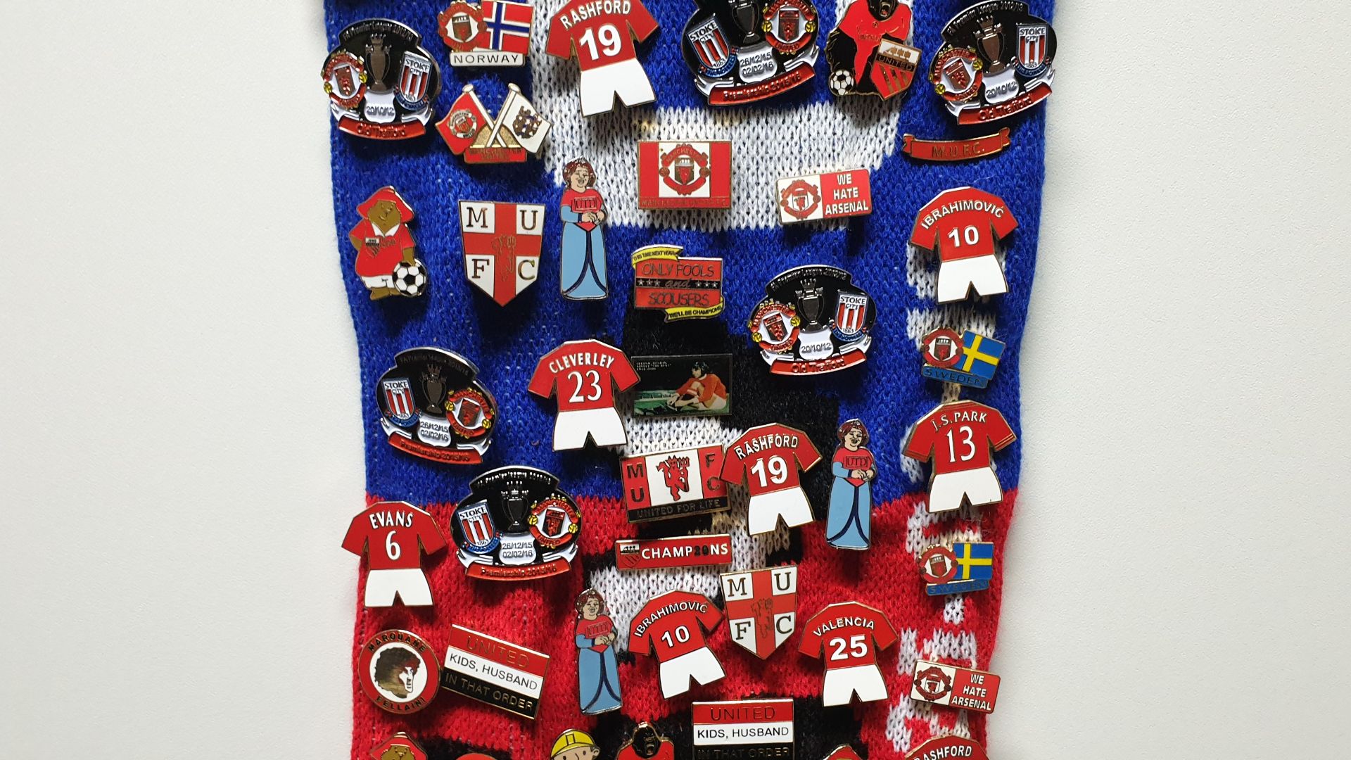 MANCHESTER UNITED SCARF CONTAINING APPROX 250 X PIN BADGES IE UNITED SHREK, UNITED>ENGLAND, OLD - Image 5 of 8