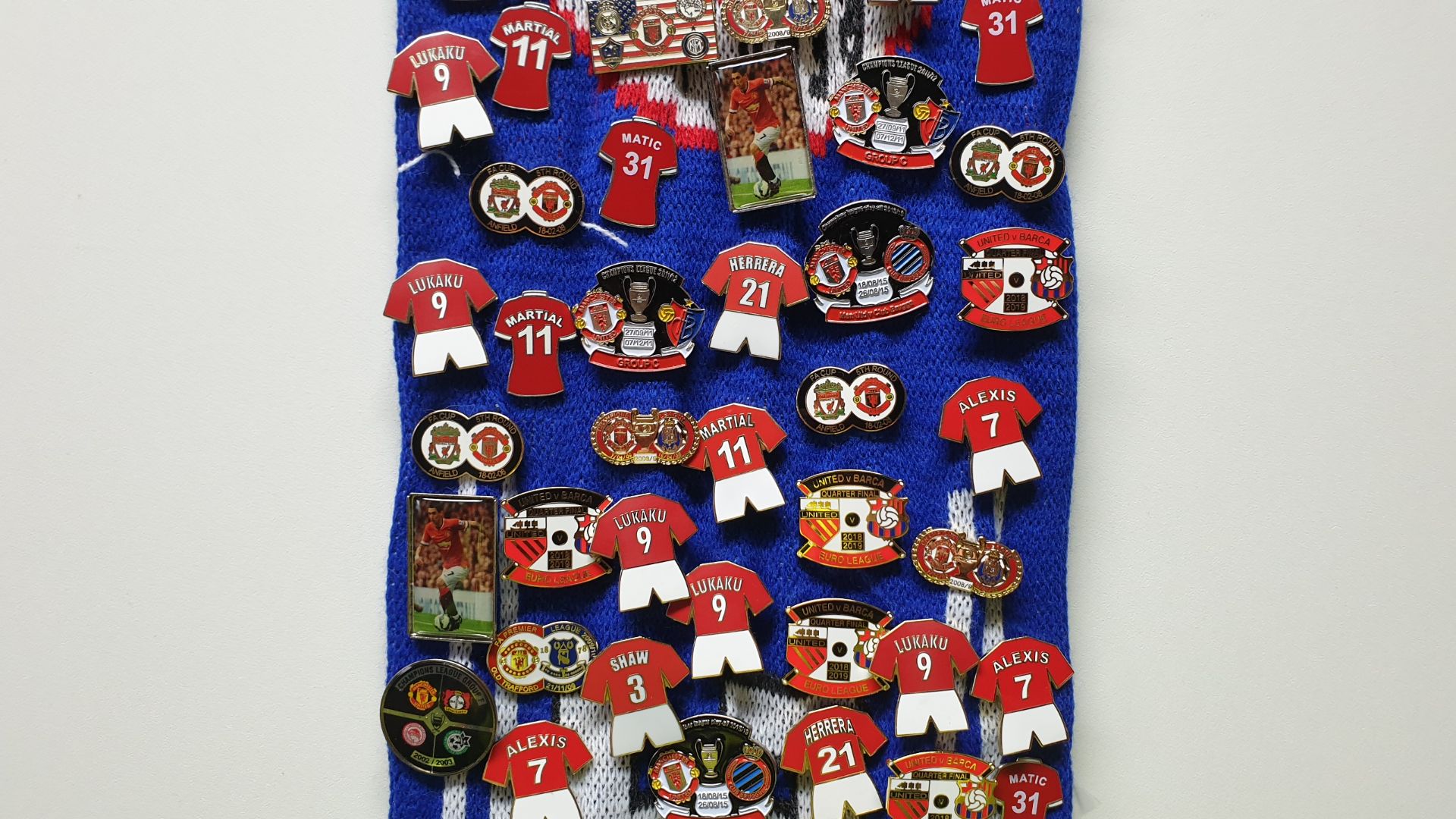 MANCHESTER UNITED SCARF CONTAINING APPROX 230 X PIN BADGES IE WORTHINGTON CUP FINAL 2003, EUROPEAN - Image 3 of 8