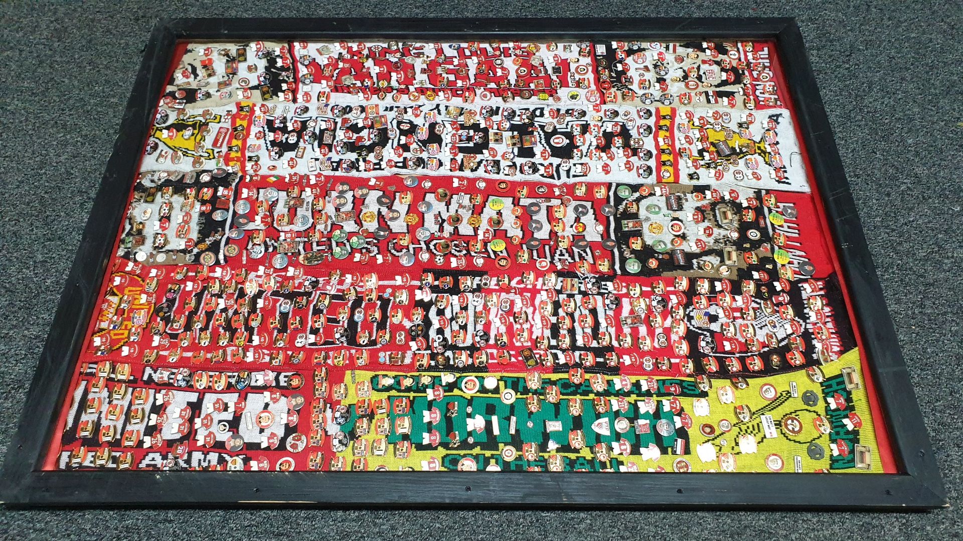 5 FRAMED MANCHESTER UNITED SCARFS CONTAINING APPROX 910 X PIN BADGES IE WE'LL NEVER DIE, RONALDO